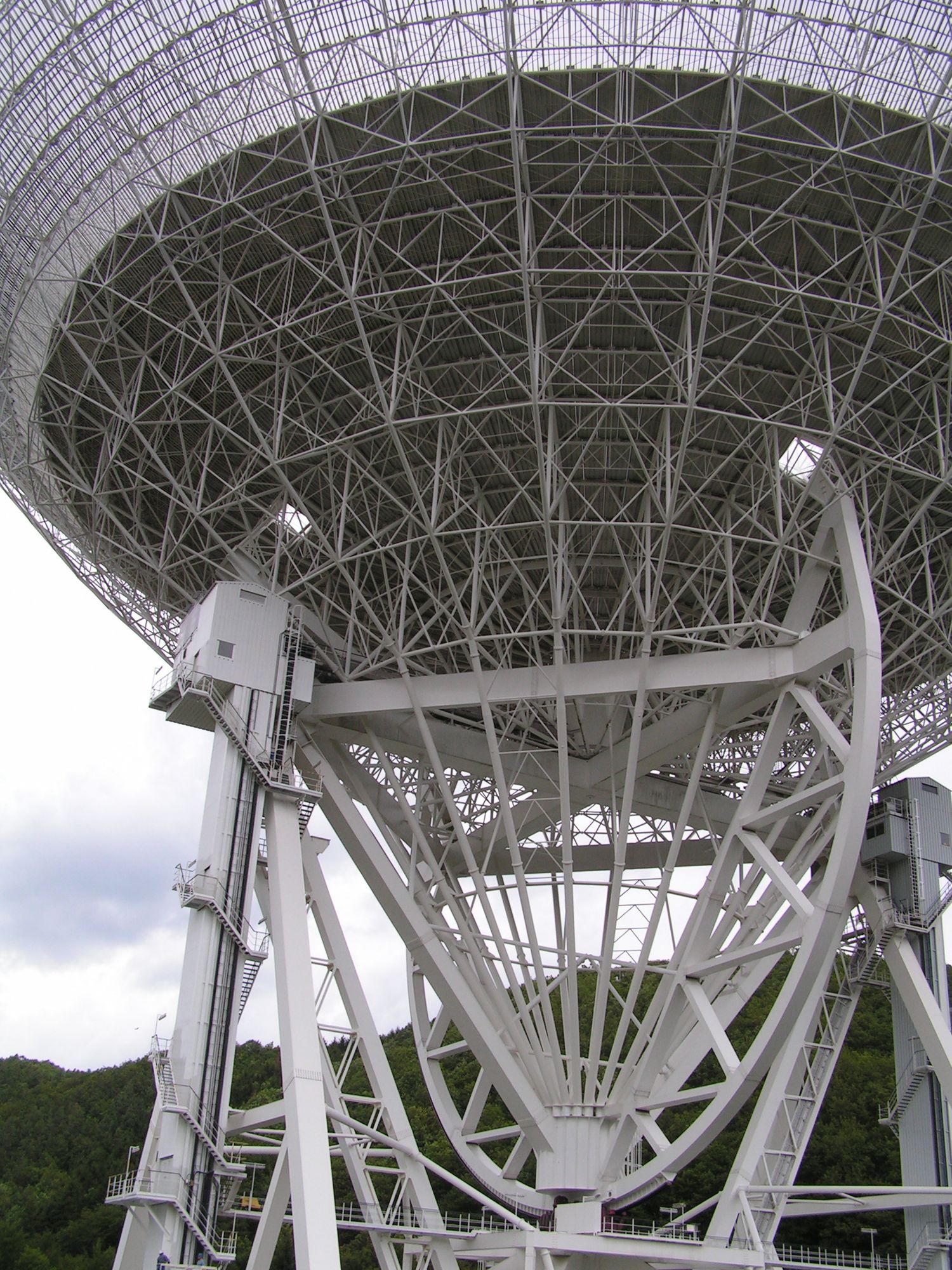 Radioteleskop im Wald in der Eifel von unten gesehen