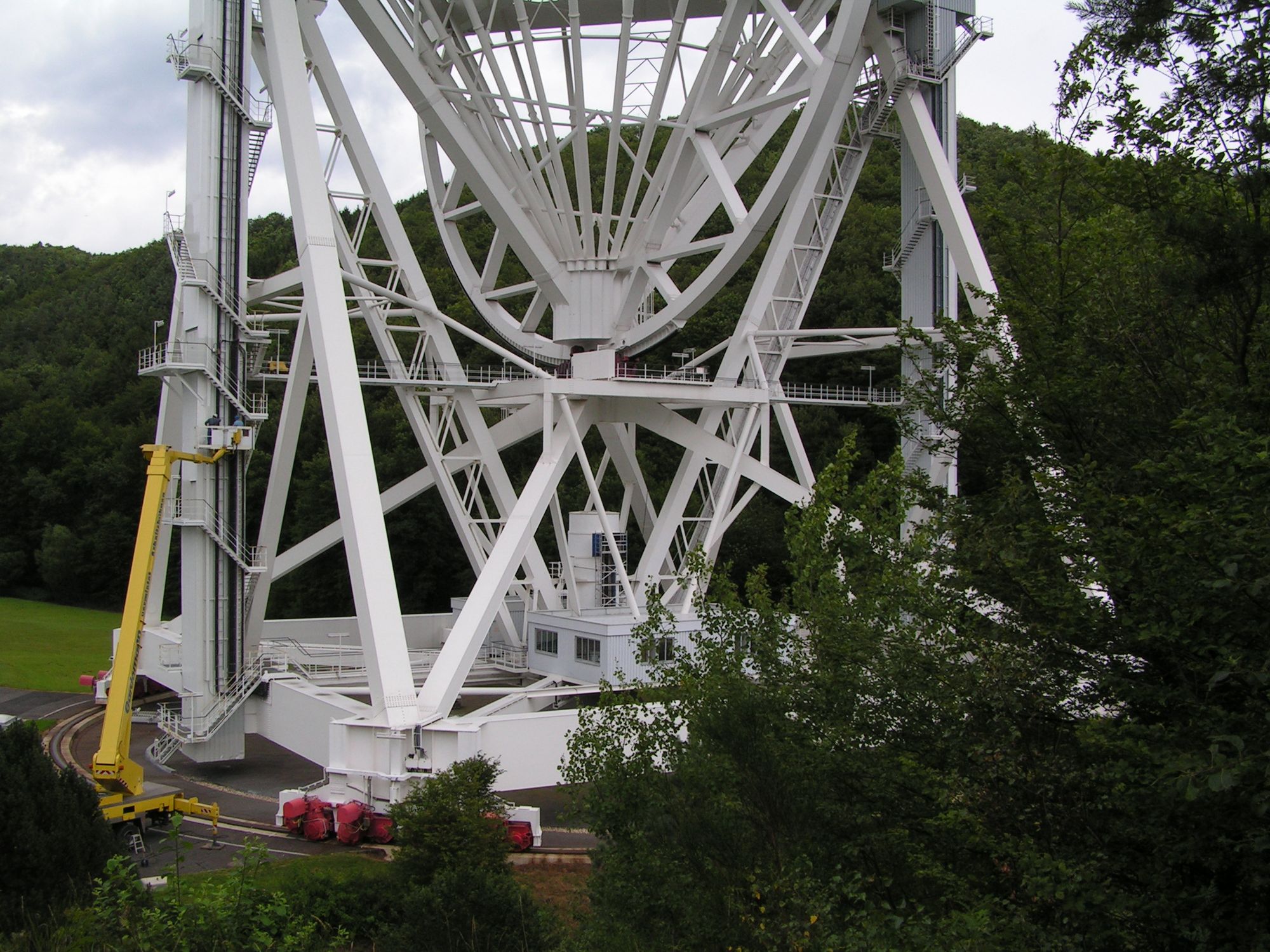 Radioteleskop im Wald in der Eifel unten