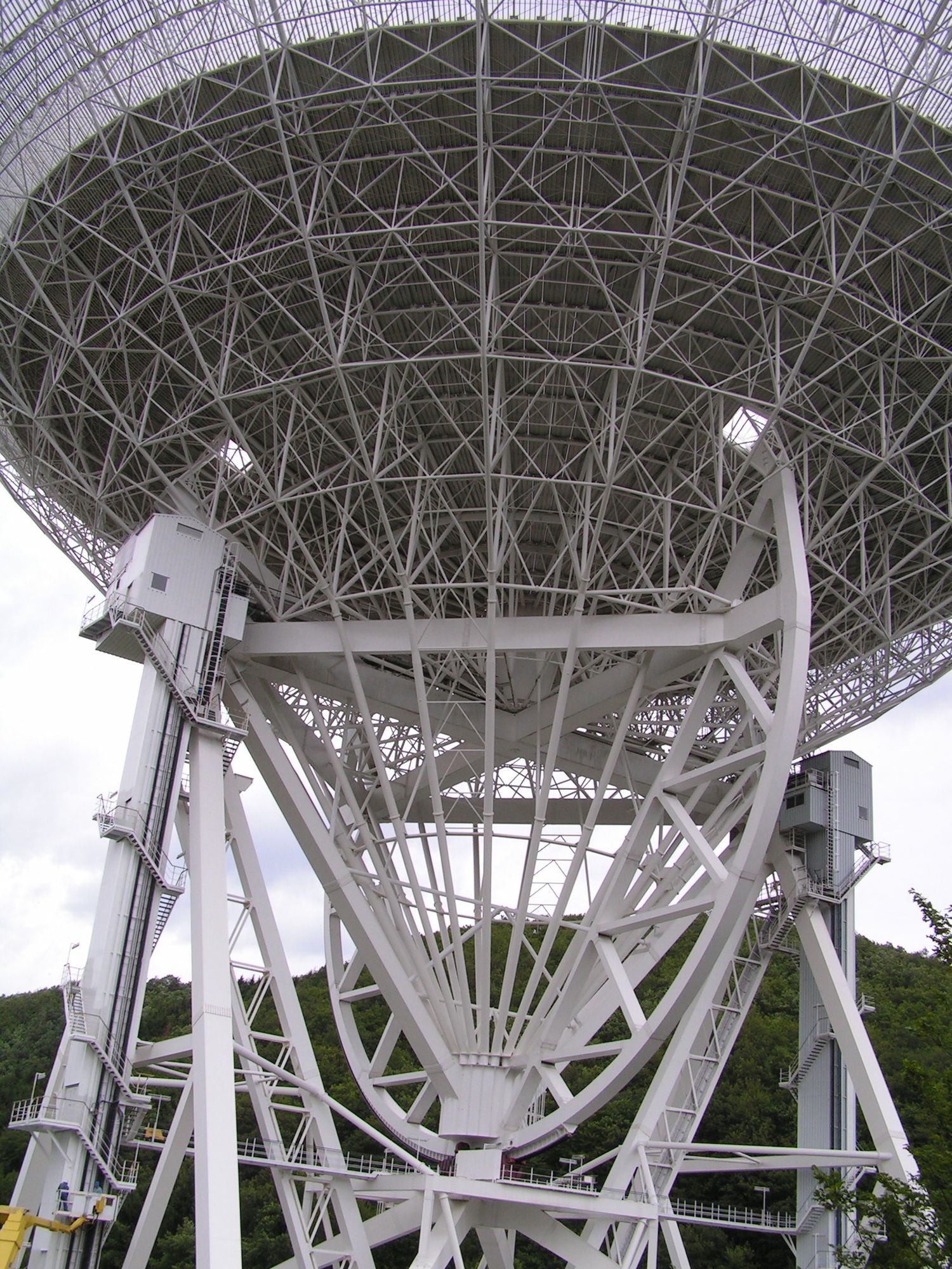Radioteleskop im Wald in der Eifel von unten