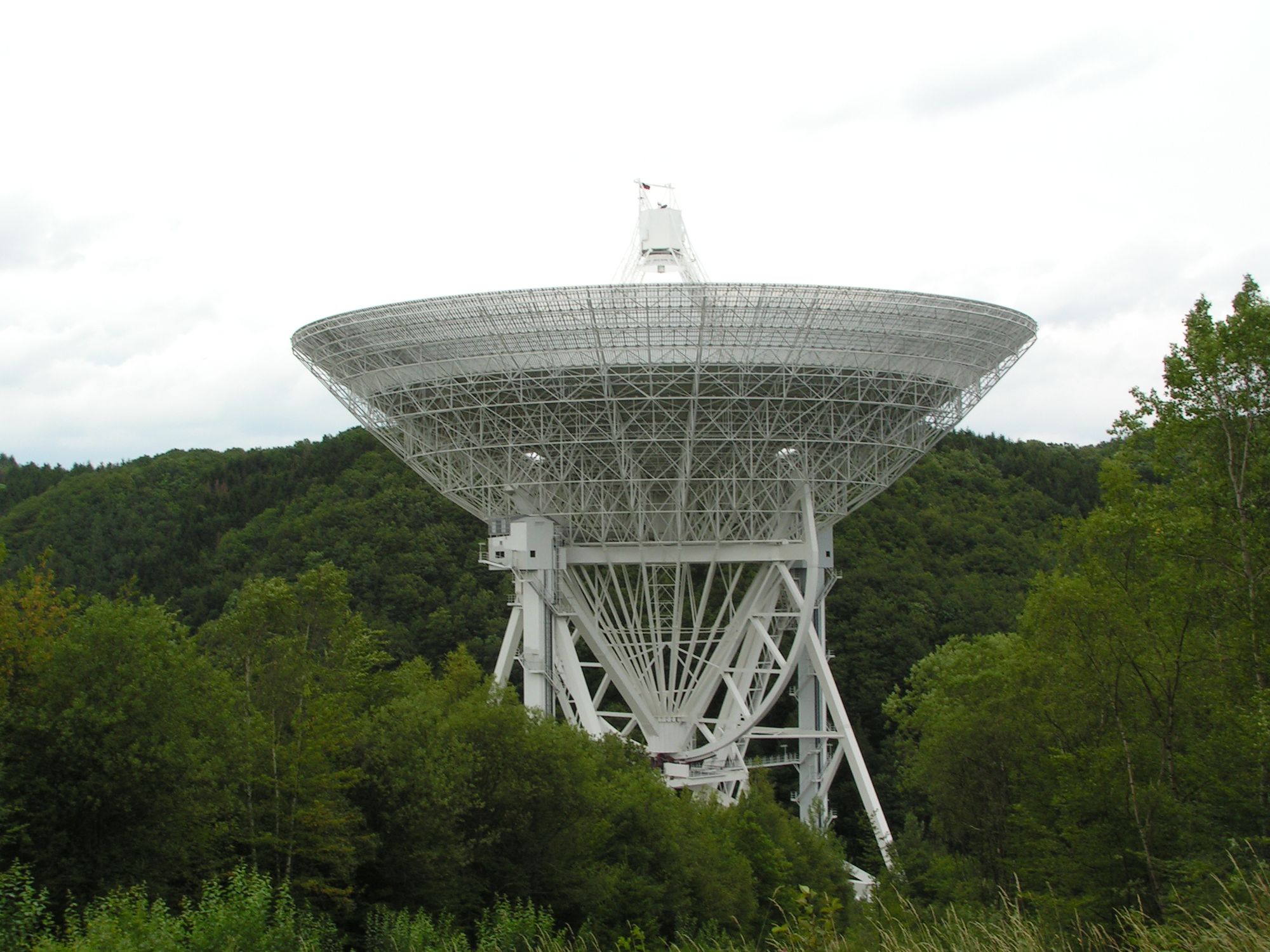 Radioteleskop im Wald in der Eifel