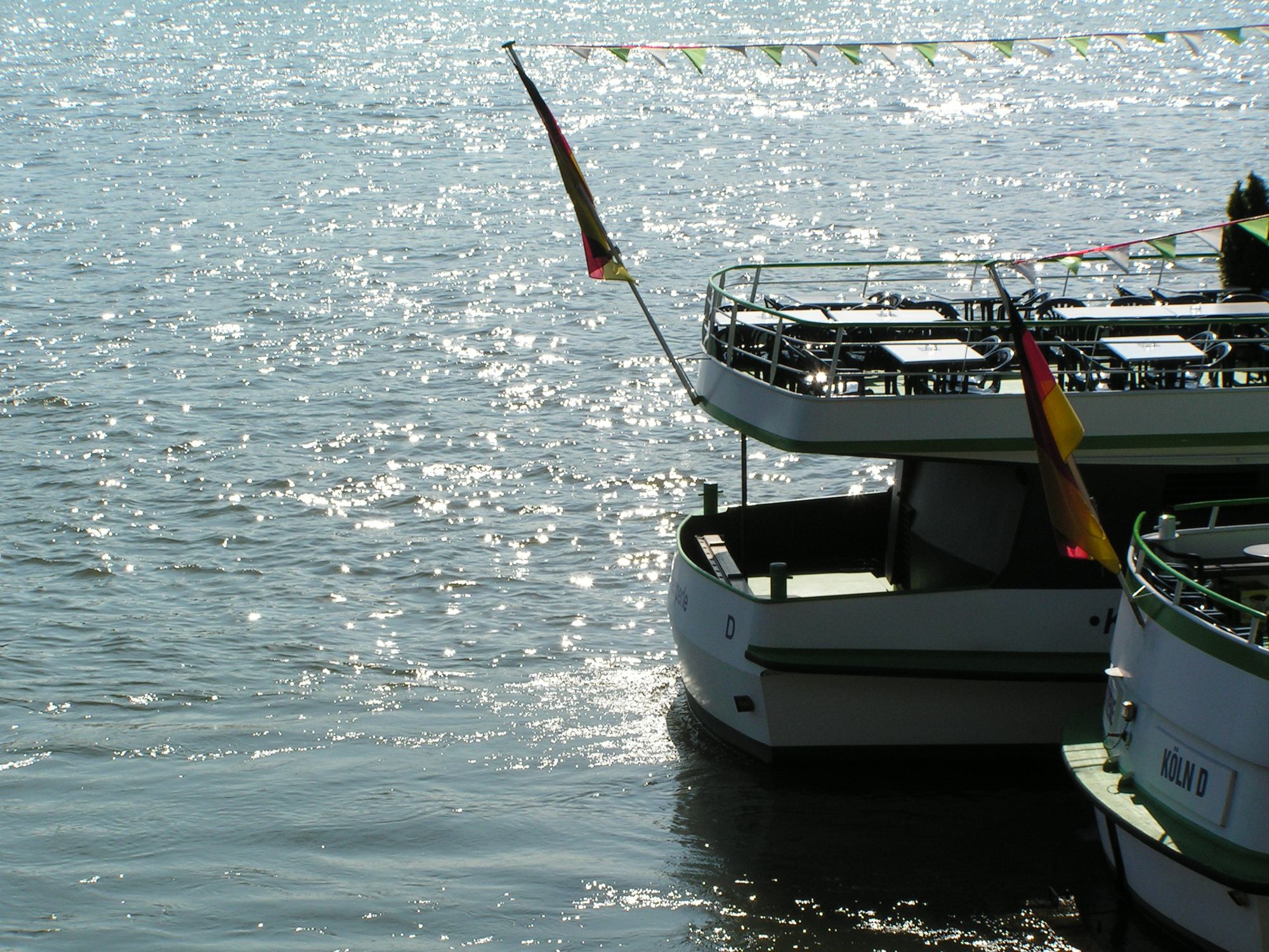 Schiffsende im Rhein bei Köln