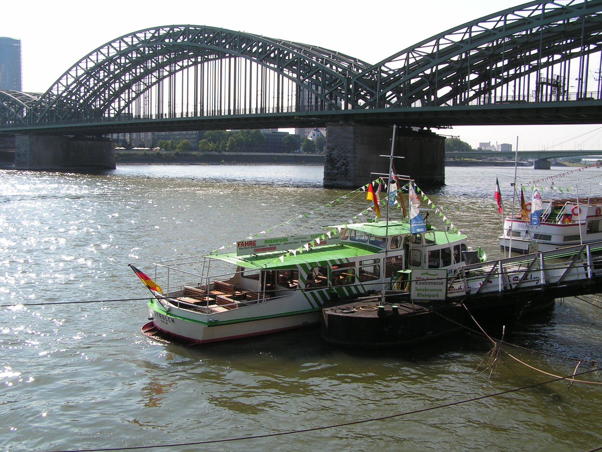 Stahl-Bogenbrücke bei Köln mit Fähre