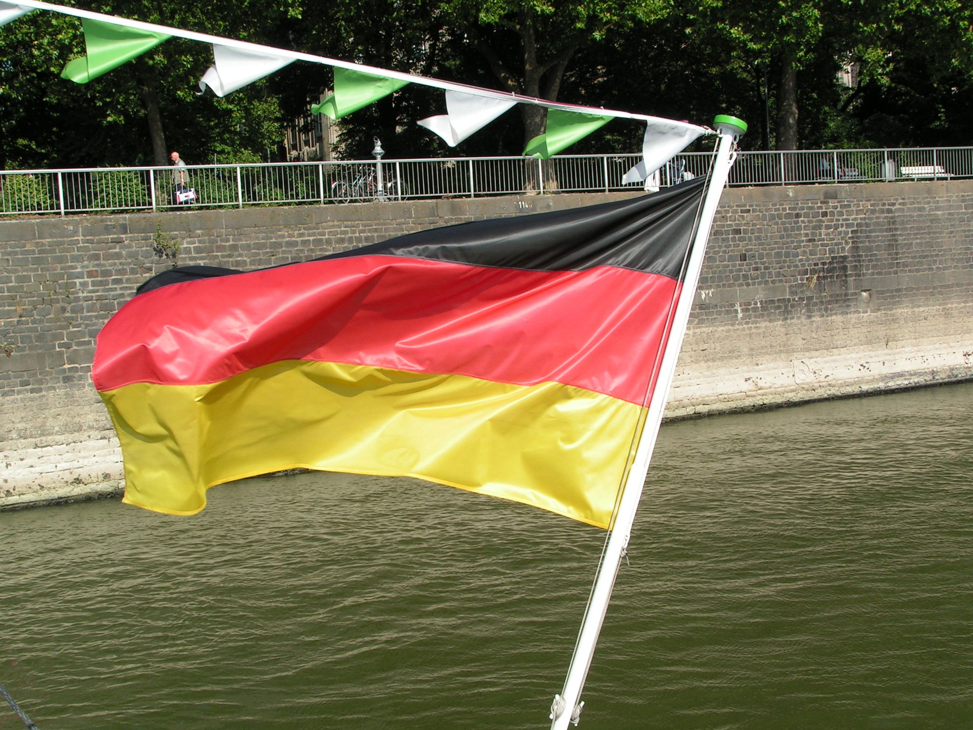 Deutschlandfahne am Schiff Rhein bei Köln