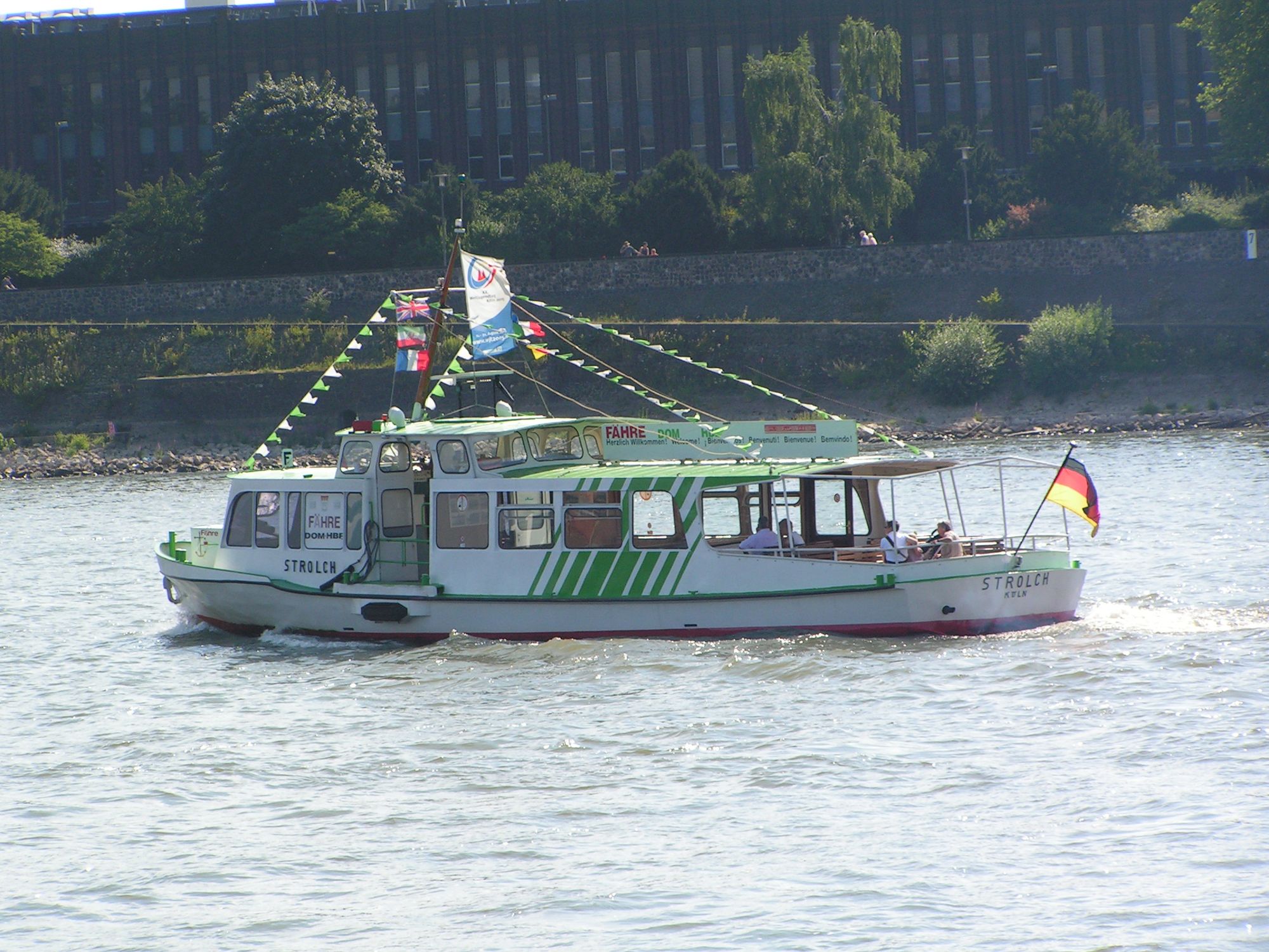 Fähre Strolch Motorboot im Rhein bei Köln