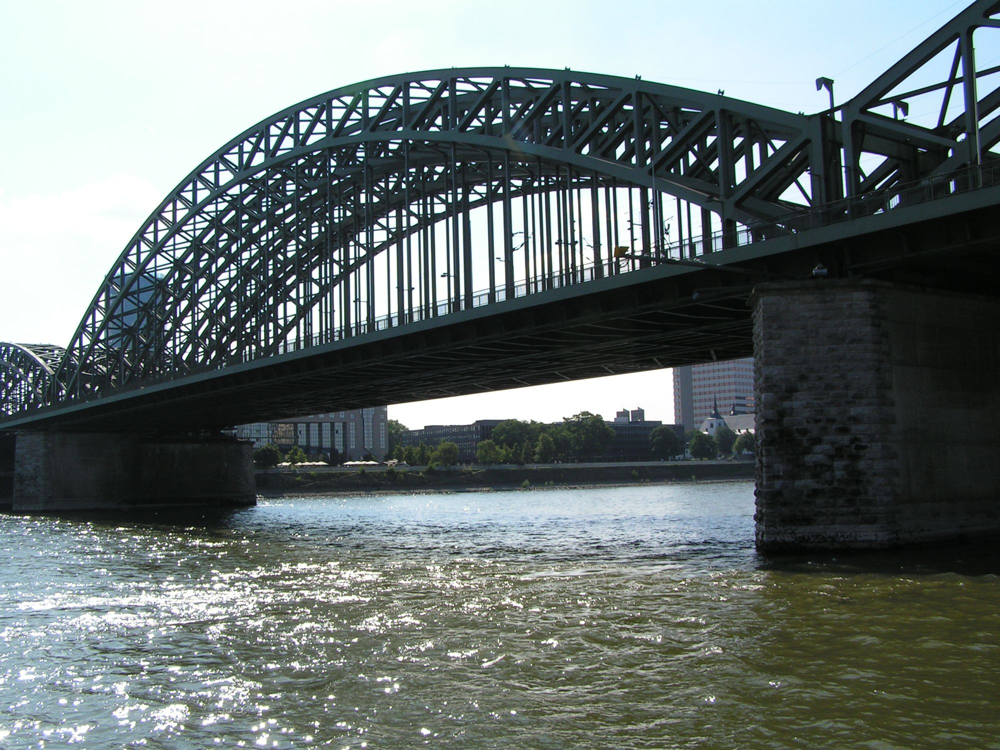Stahl-Bogenbrücke bei Köln