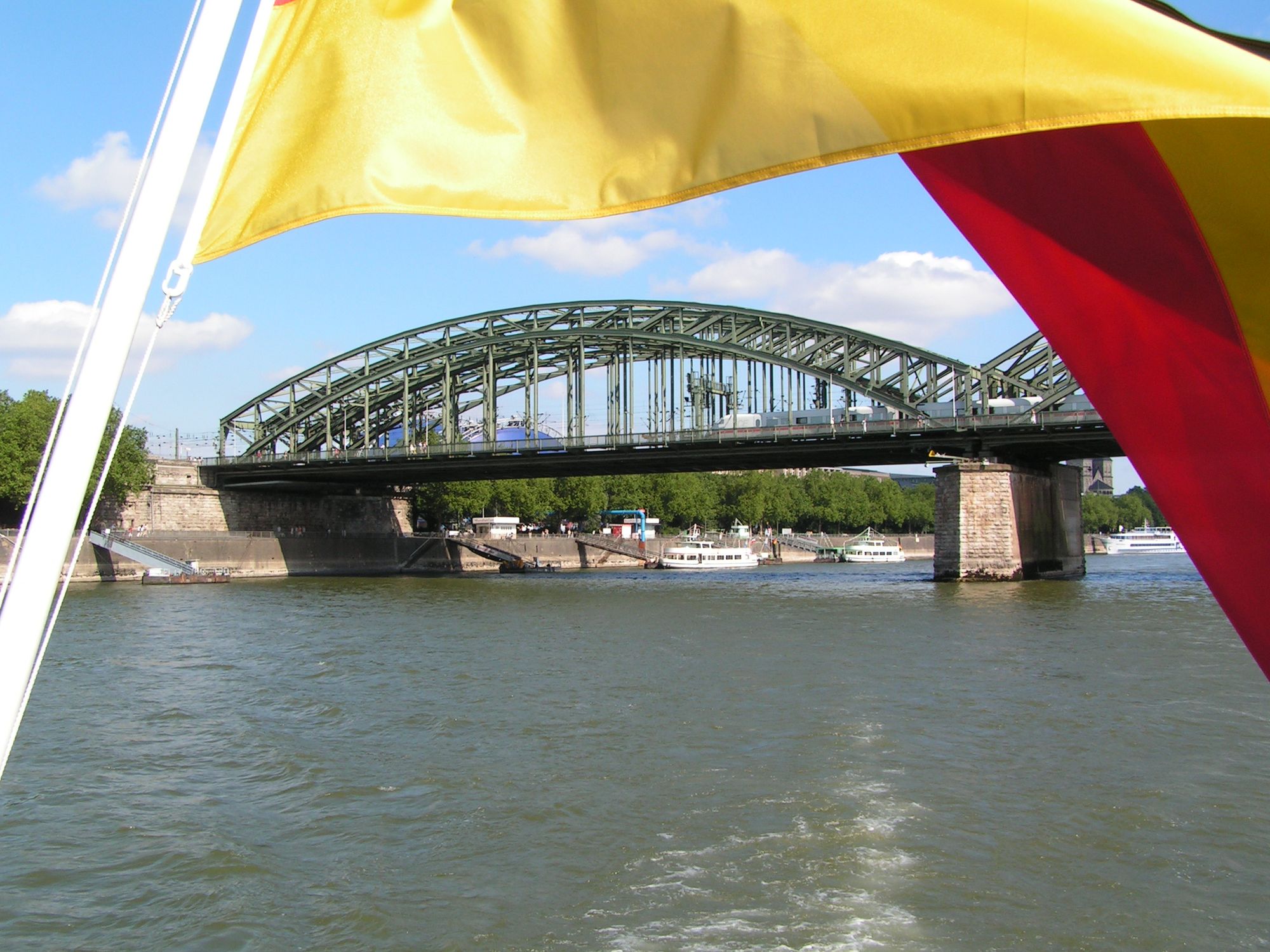 Deutschlandfahne mit Stahl-Bogenbrücke bei Köln