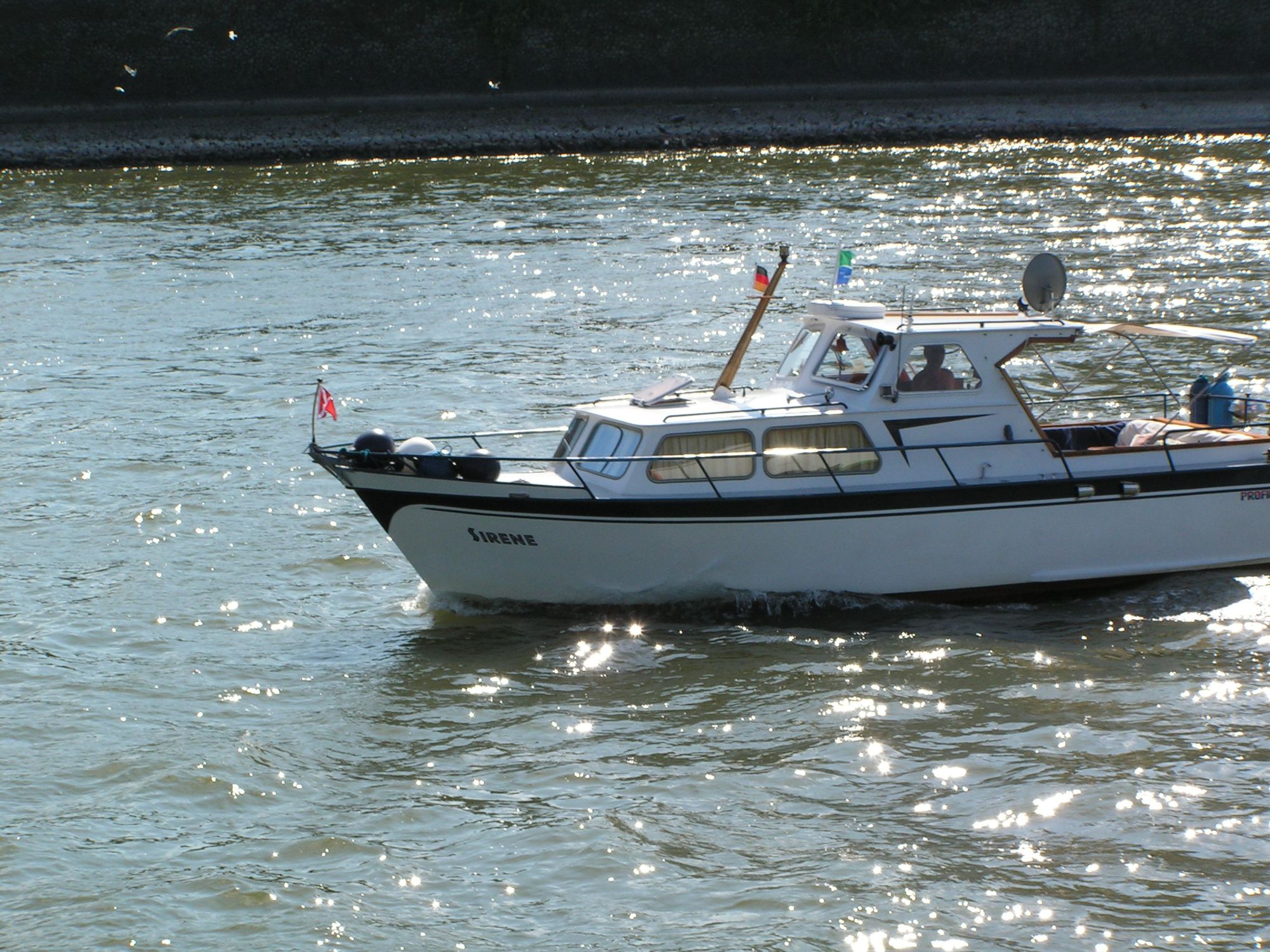 Motorboot im Rhein bei Köln