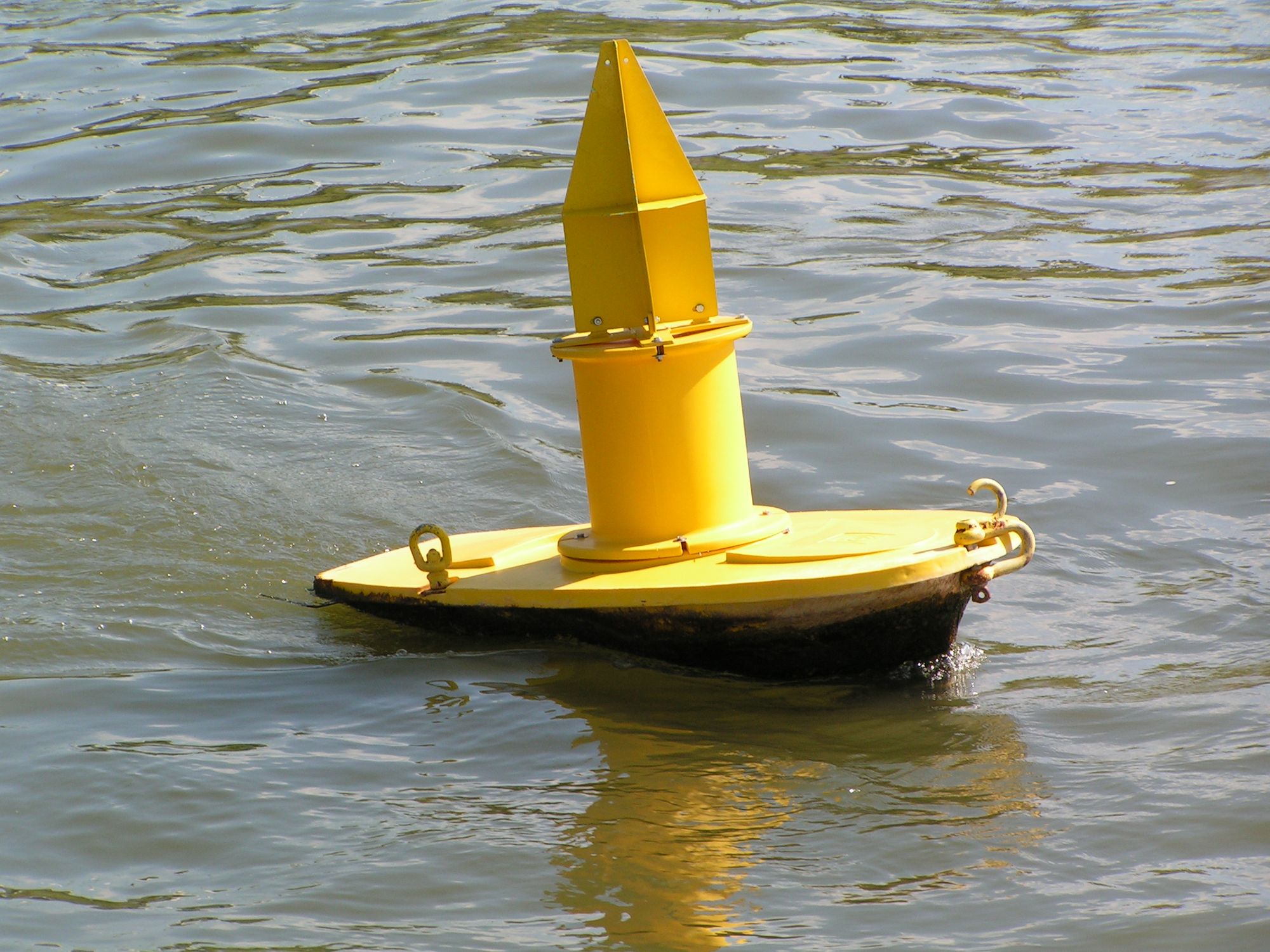 gelbe Boje im Rhein bei Köln