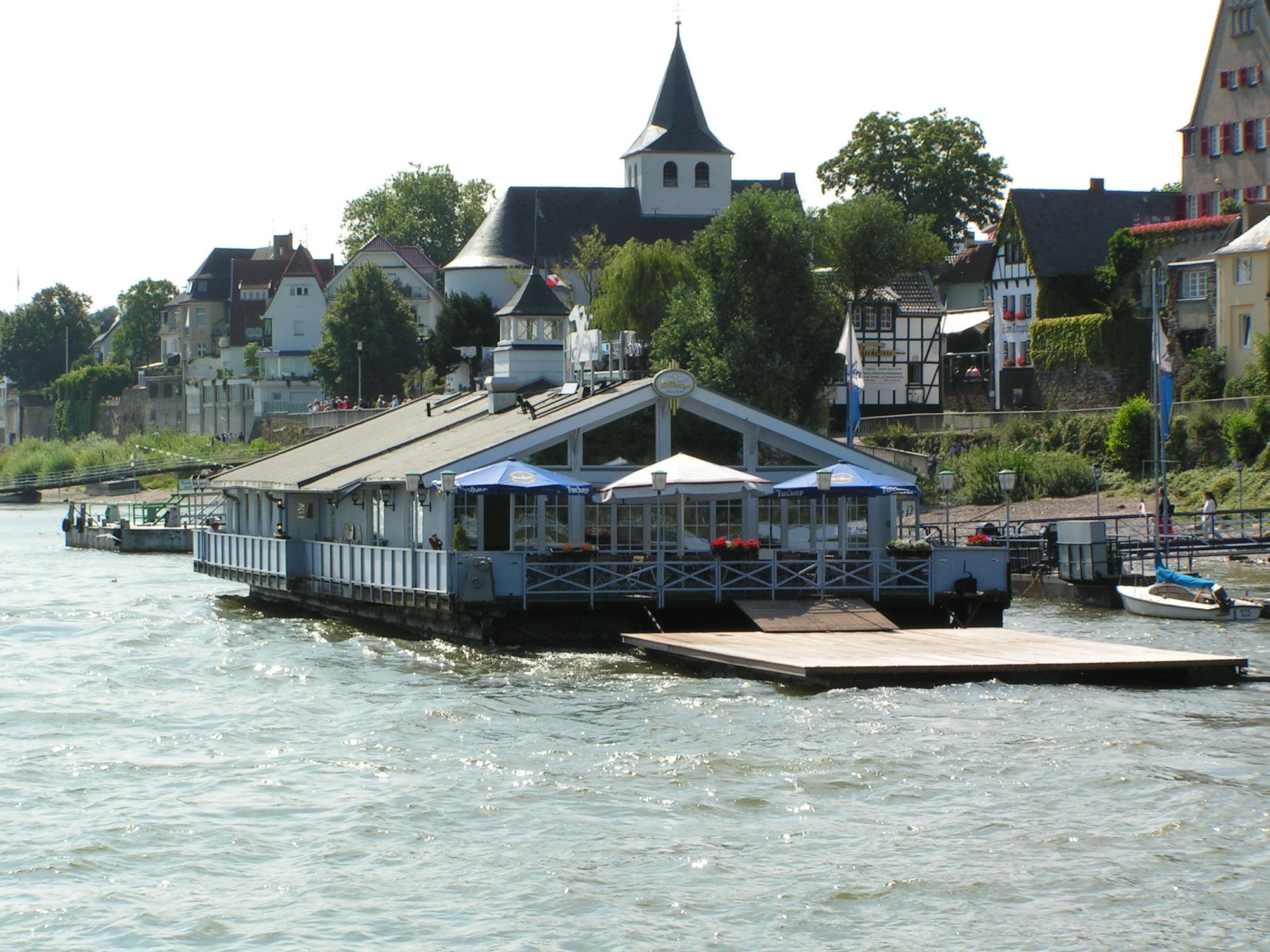 Anleger im Rhein bei Köln