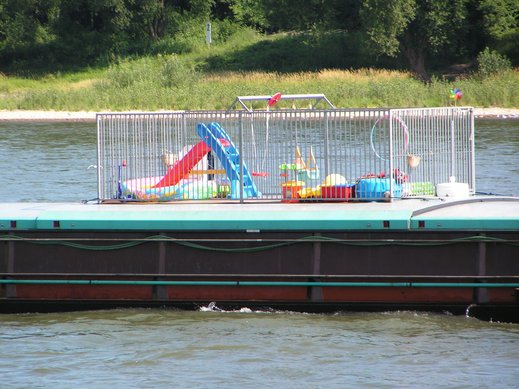 Kinderkrabbel Gitter auf Lastschiff bei Köln