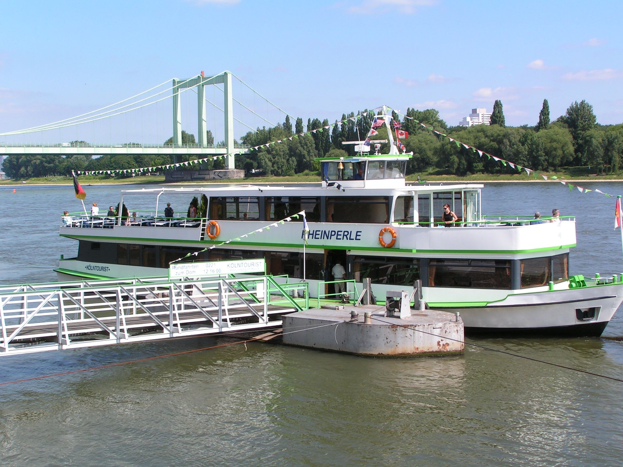 Schiff Rheinperle bei Köln