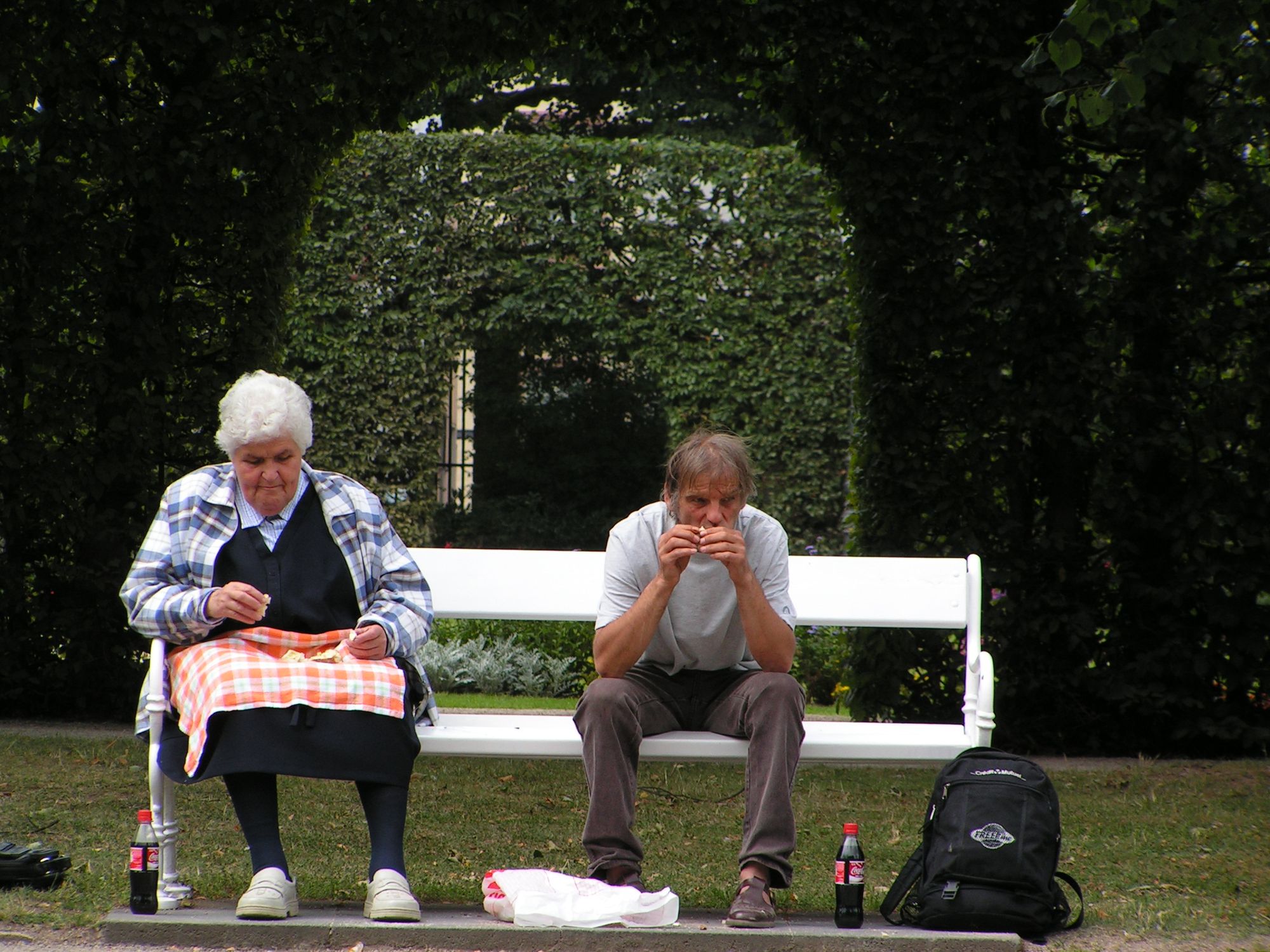 Menschen im Schlosspark auf Parkbank