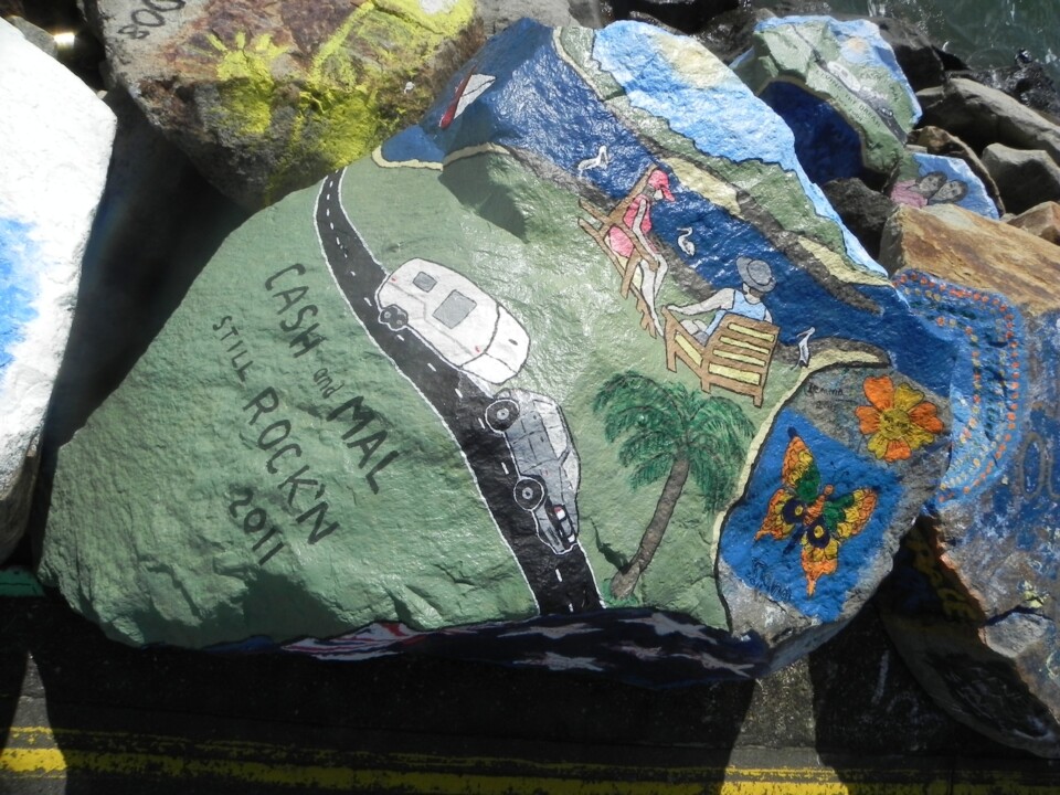 Drawing on the rocks along the quai