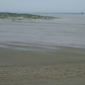 Der Wind fegt den Sand am Strand