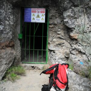 Ausgang des zweiten Tunnels mit verschlossenem Gittertor und Verbotsschildern!