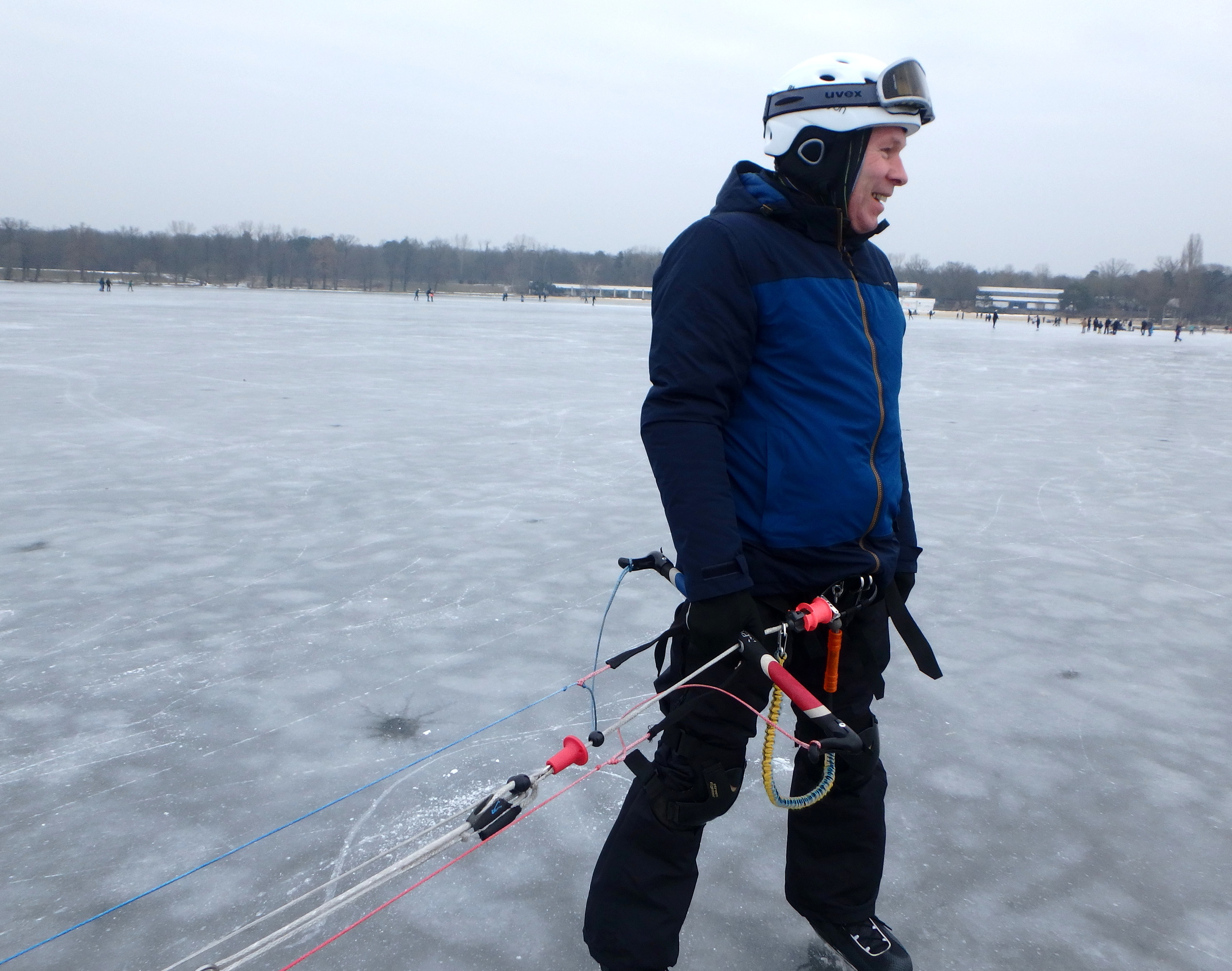 Kite Versuch Eis auf dem Müggelsee in voller Montur fröhlich