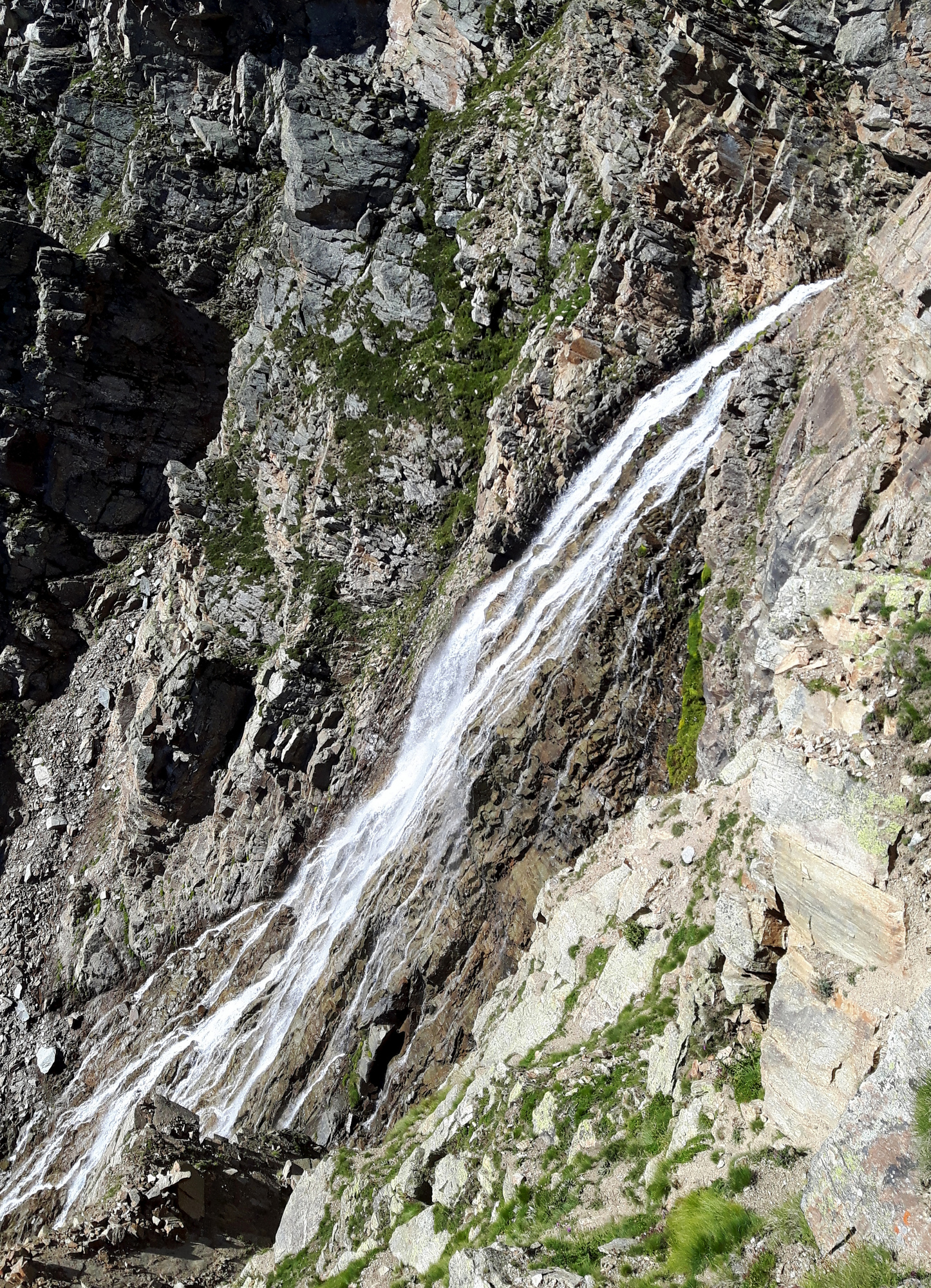 Wasserfall über der Hütte Pian Della Ballotta