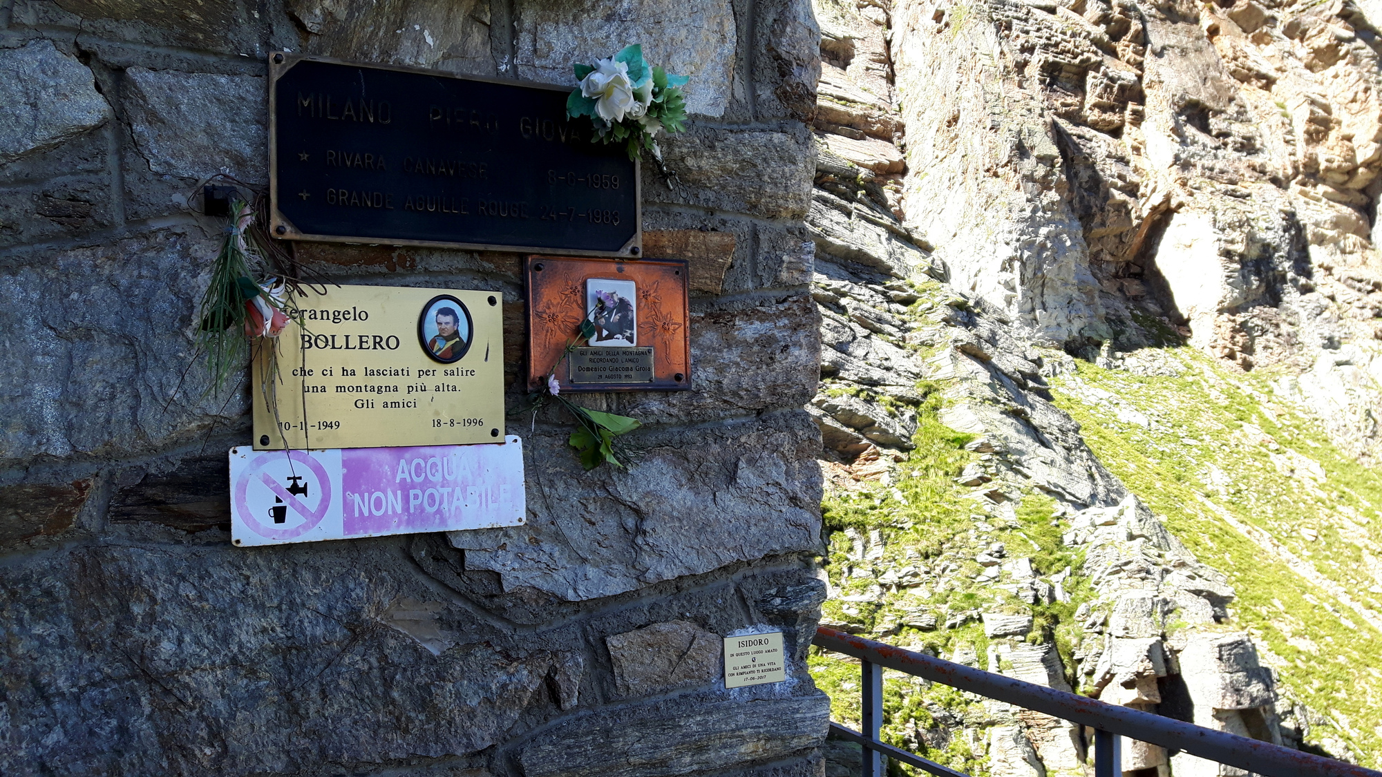 Hinweise und Tafeln an der Rifugio Pian Della Ballotta