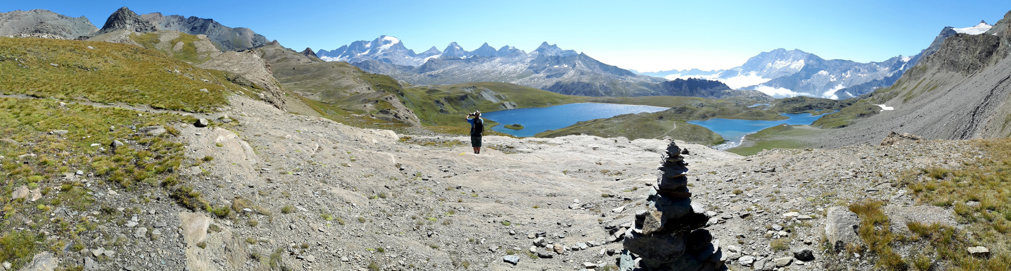 weiter Panoramablick über den Lago Rosset zu den Bergketten