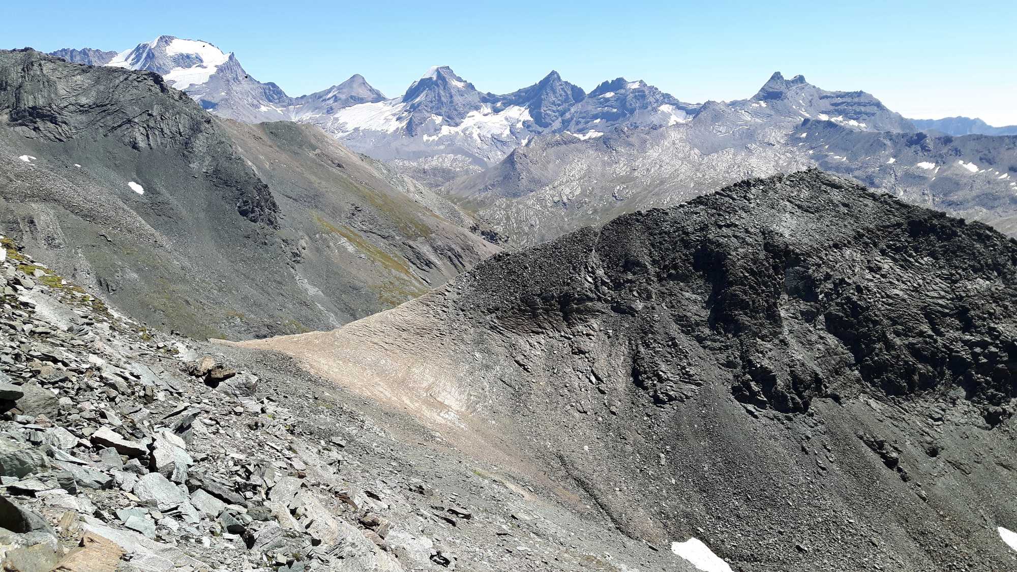 auf dem Gipfel Punta Leynir Blick zur Grand Paradiso Kette