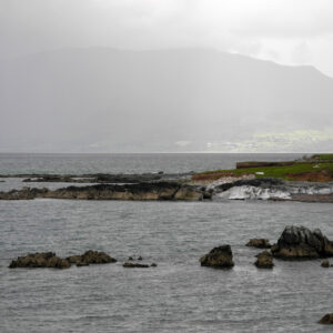 Seeblick Berge verhangen Castlegregory Küstenspaziergang