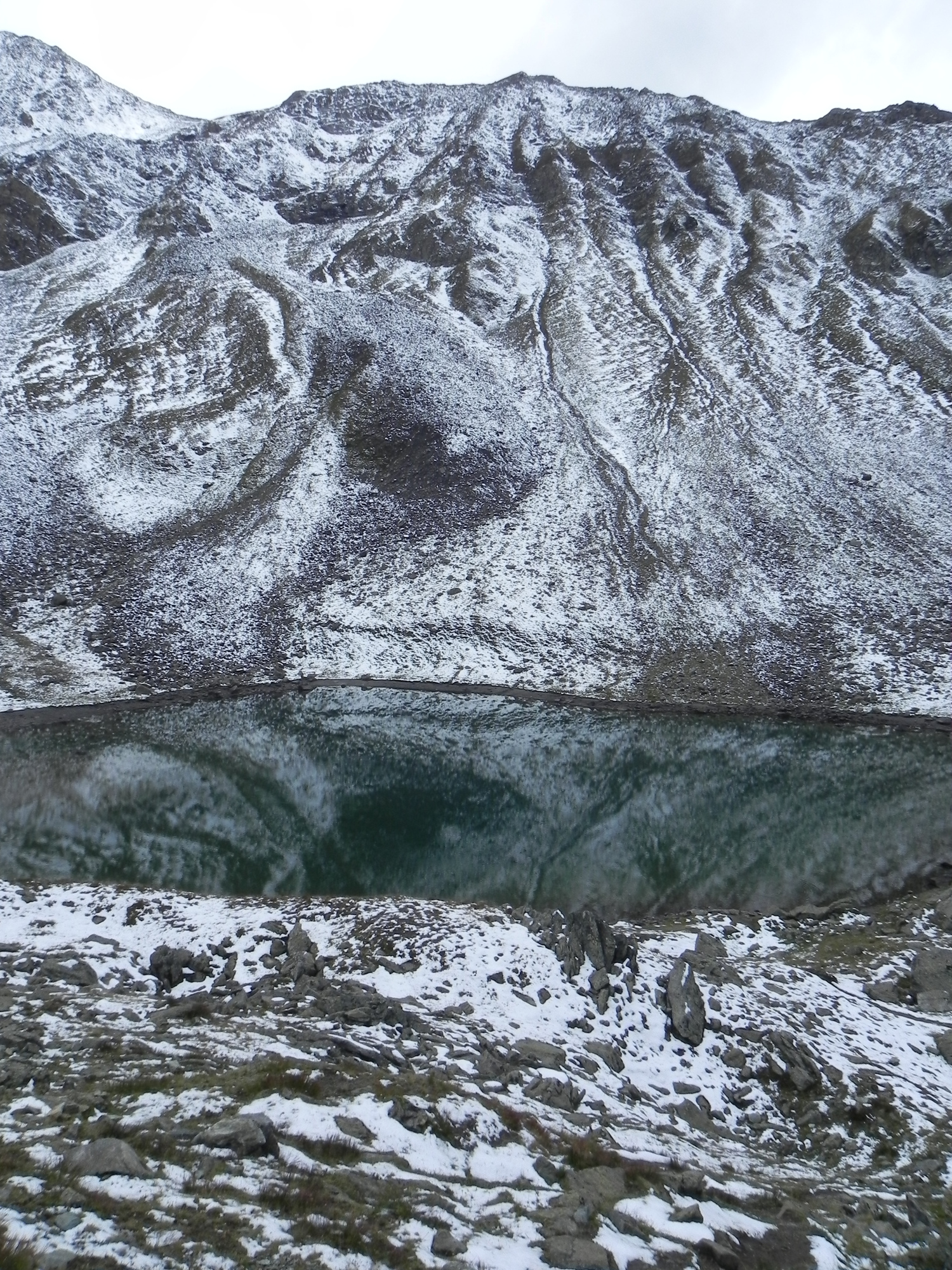 Verschneite Bergwände am Lago di Chamolé