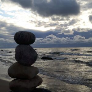 Steinzeichen am Sandstrand