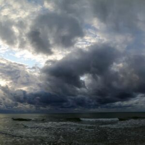 Dunkle Wolken am Sandstrand
