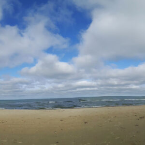 Sandstrand mit Wolken und blauem Himmel
