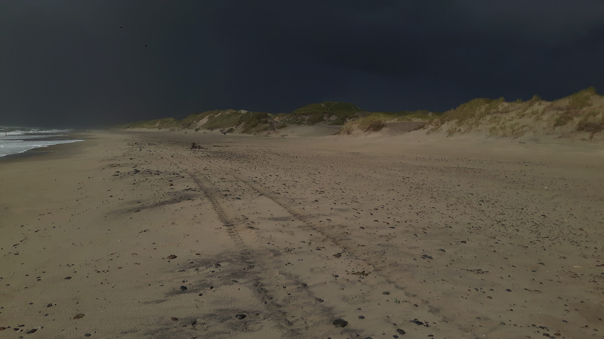 schwarze Wolken am Strand von Fjand Badeby
