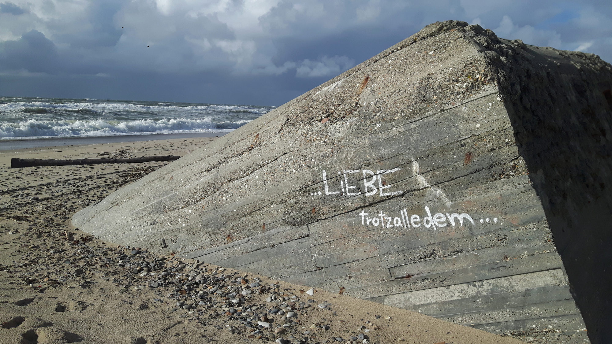 Bunker mit Aufschrift: "Liebe trotz Allem"
