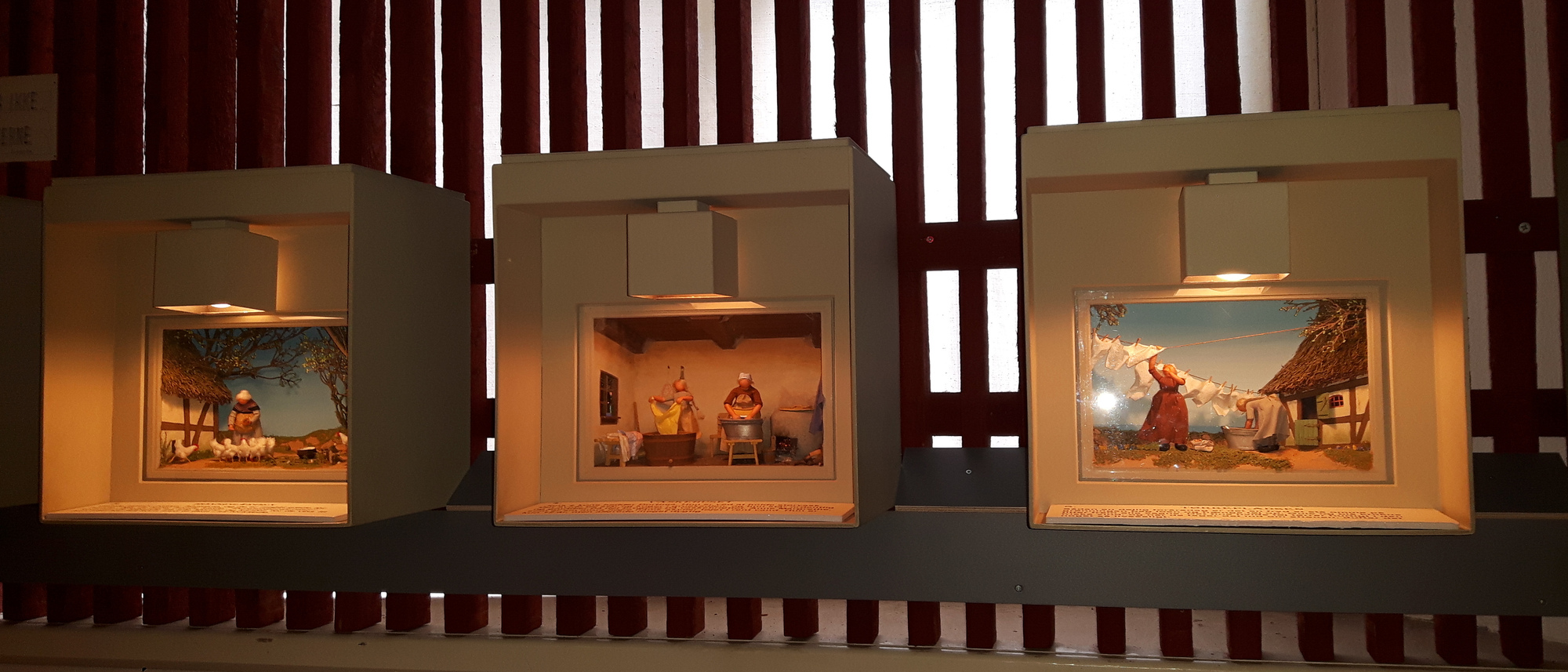 Sonderausstellung mit Puppenboxen im Textil Museum in Herning
