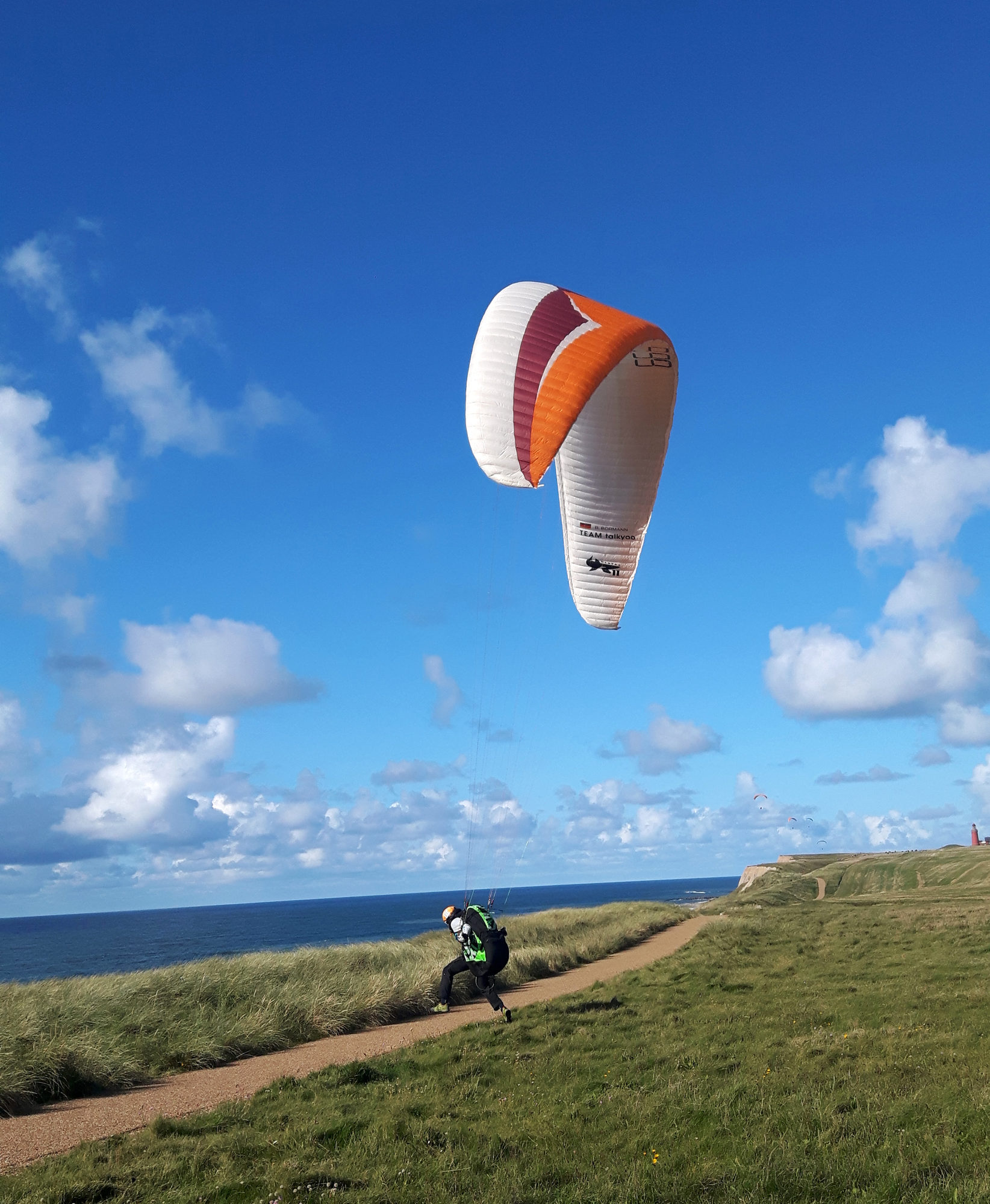 Wiese über Steilküste Paraglider startet Dänemark
