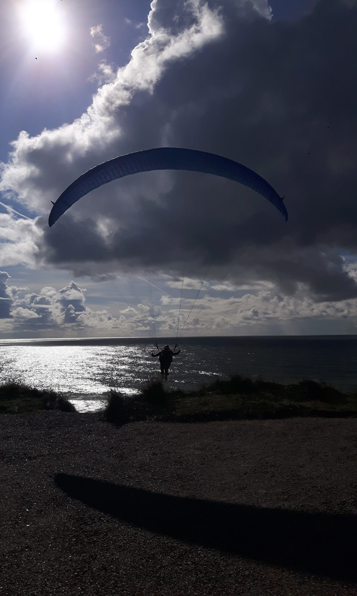 Steilküste Paraglider fliegt gerade los Dänemark