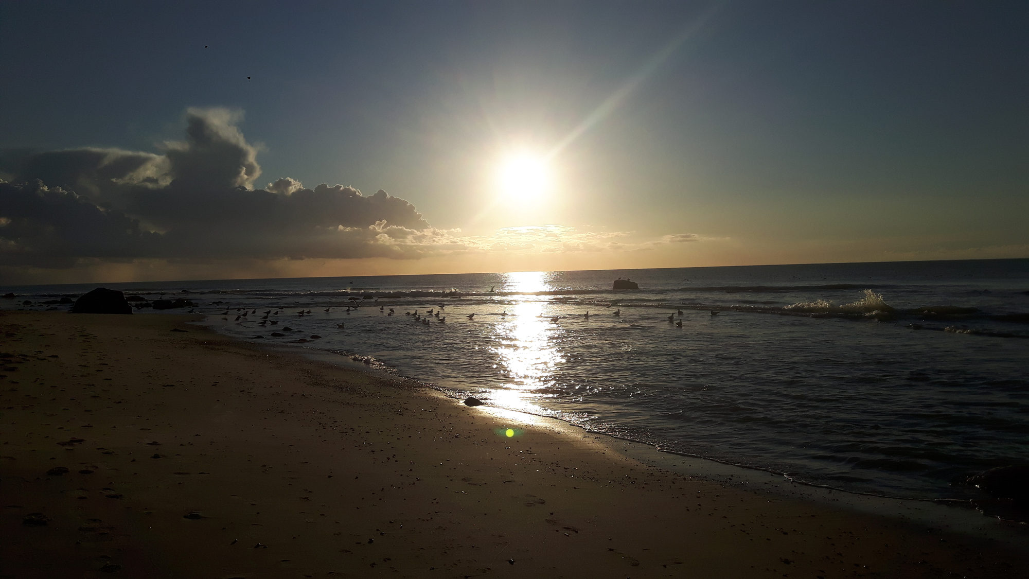Strand mit Sonne im Gegenlicht
