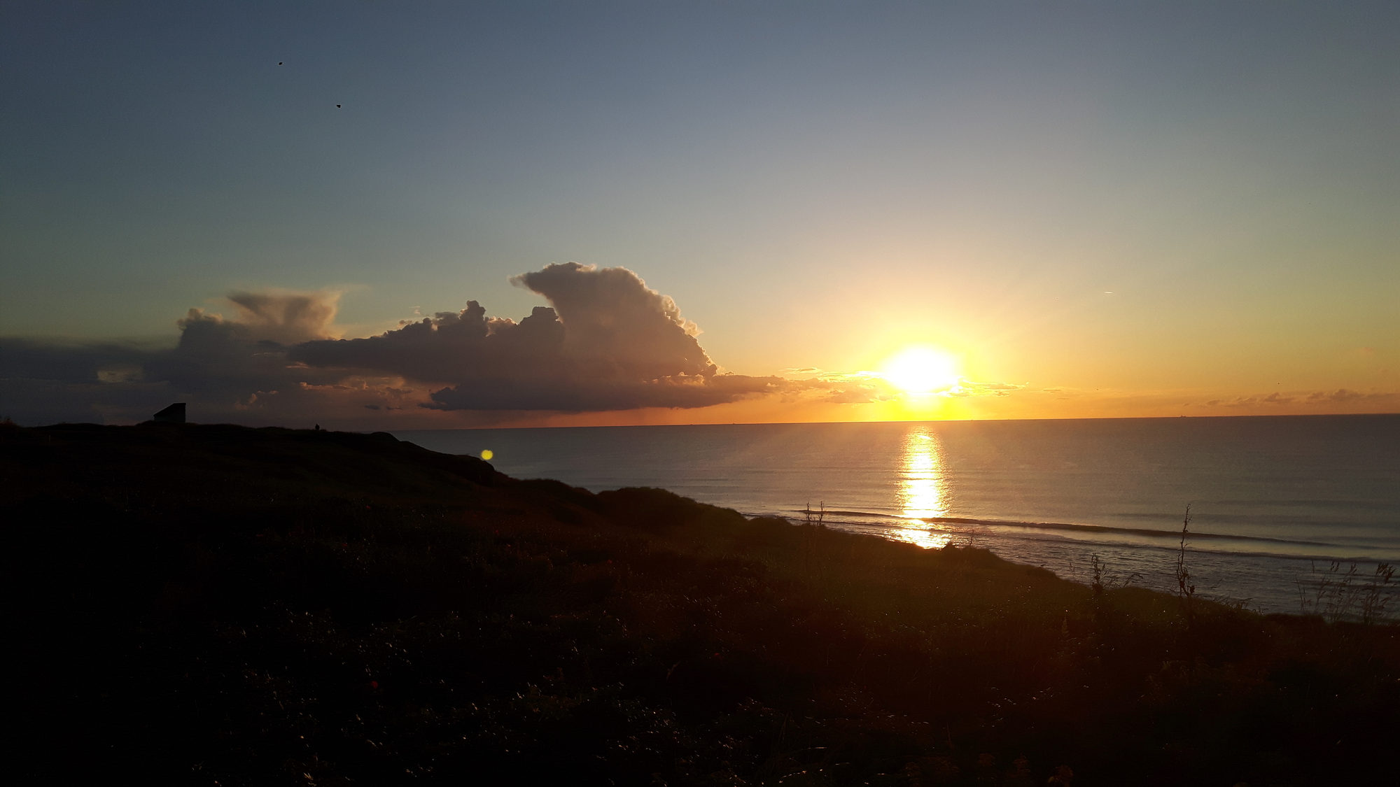 Strand mit Sonnenuntergang im Gegenlicht