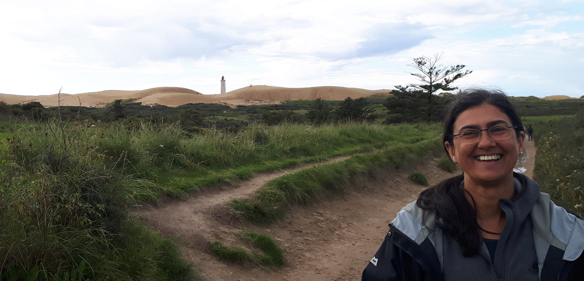 Dani auf dem Weg zur Düne am alten Leuchtturm Rubjerg Knude Fyr