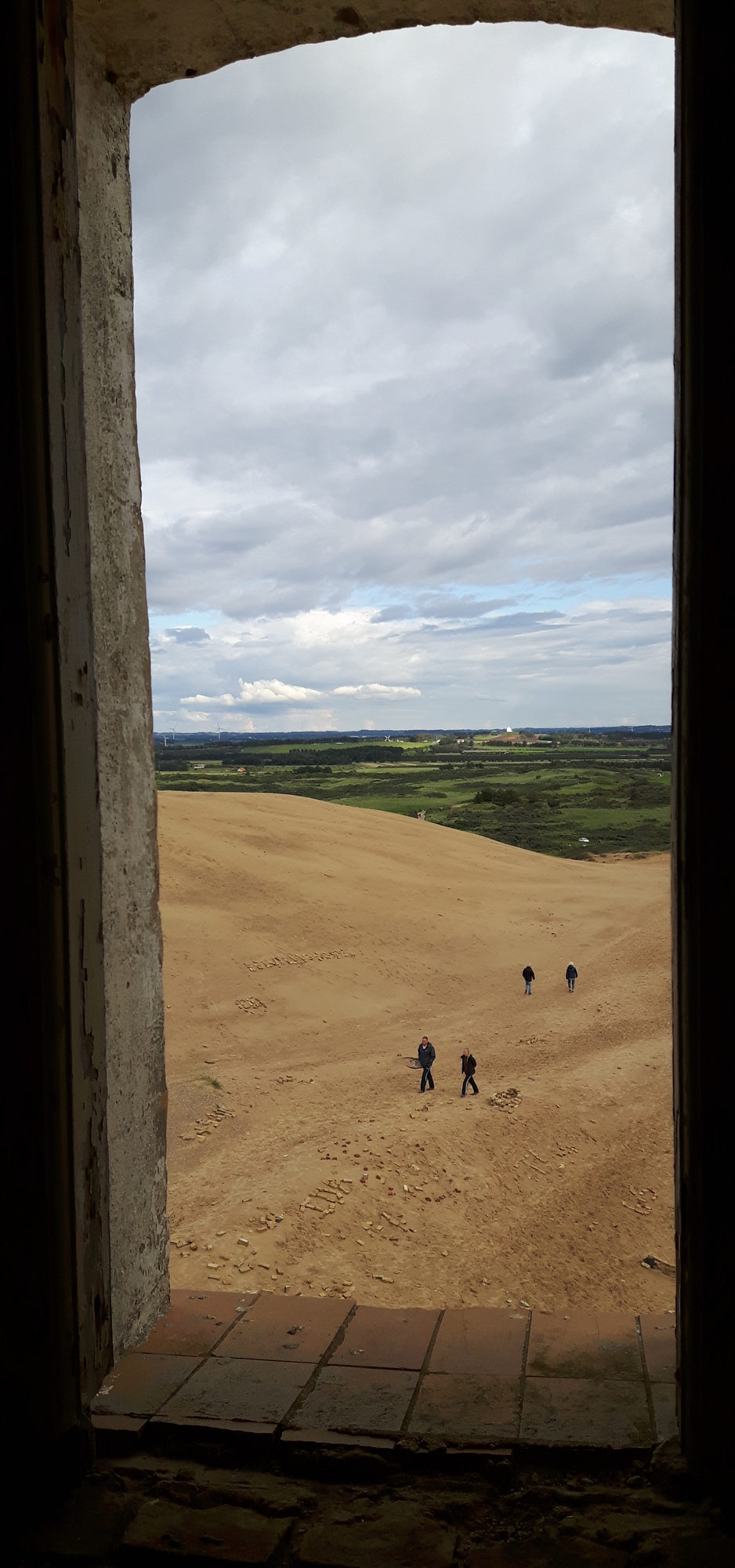 Blick aus einer Fensteröffnung im alten Leuchtturm Rubjerg Knude Fyr