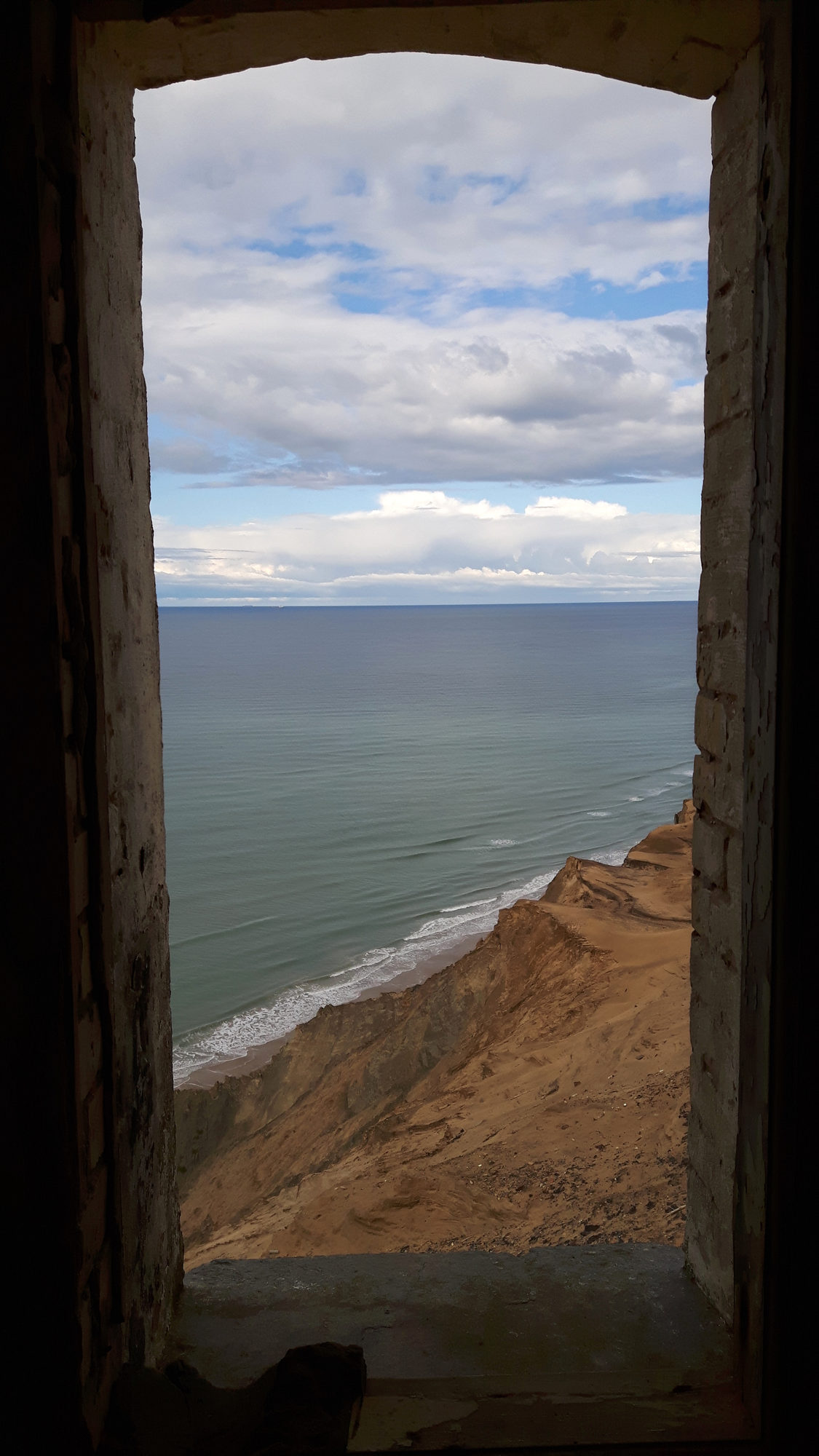 Blick aus einer Fensteröffnung im alten Leuchtturm Rubjerg Knude Fyr