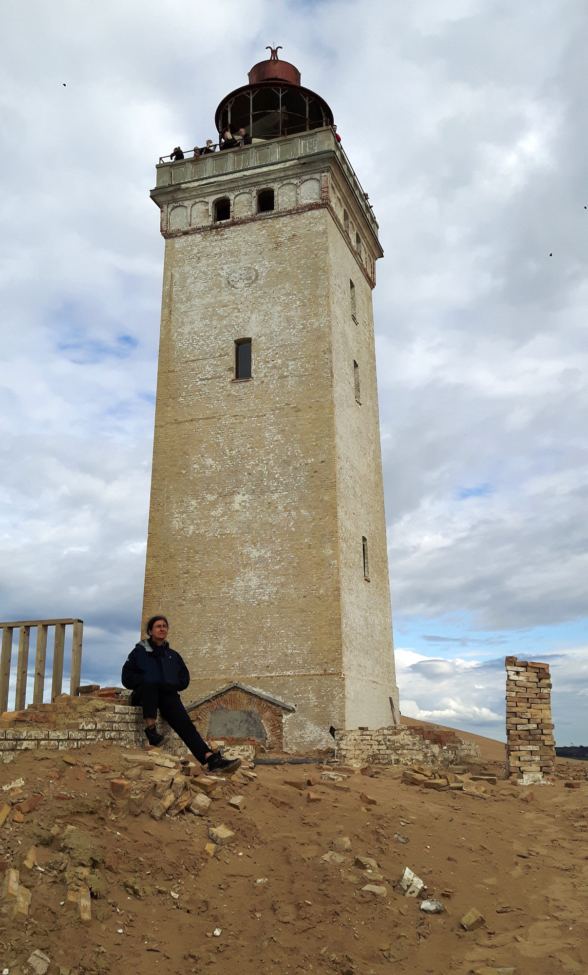 Dani vor dem alten Leuchtturm Rubjerg Knude Fyr