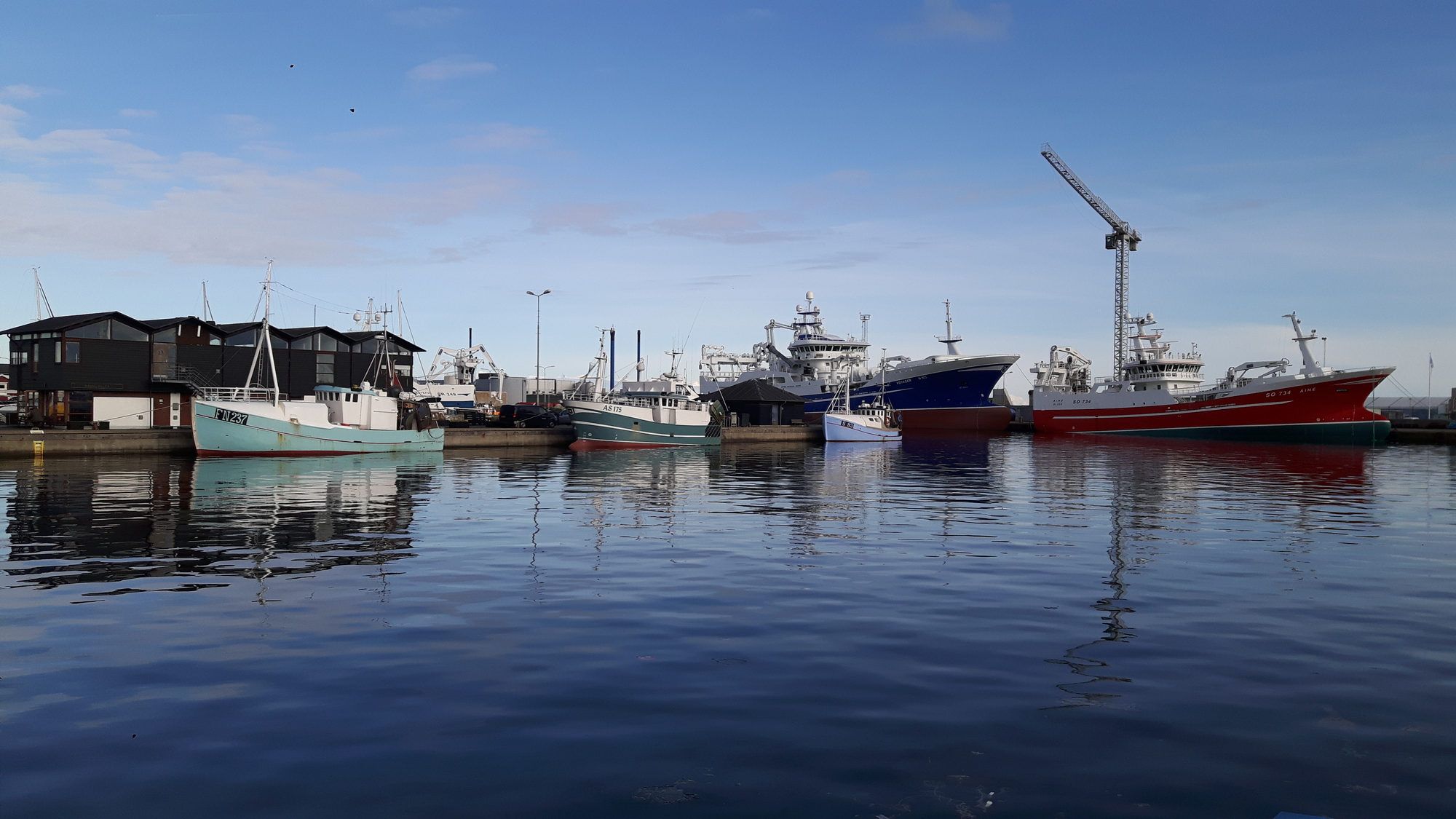 Blick mit Schiffen im Hafen von Skagen