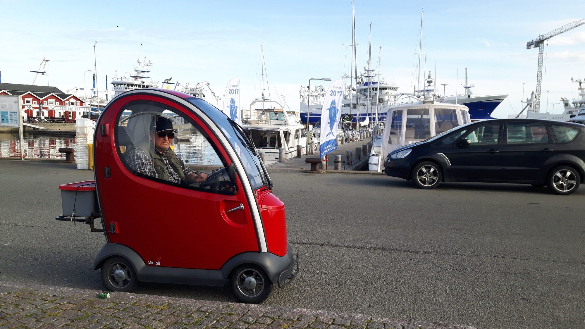 rotes Miniauto im Hafen von Skagen