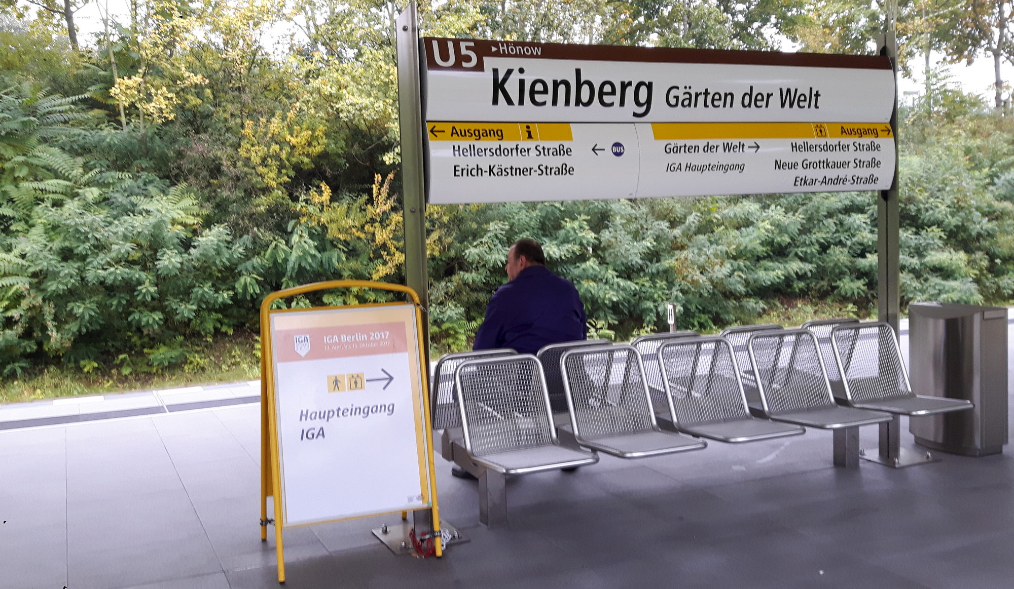 Schilder in der U-Bahn