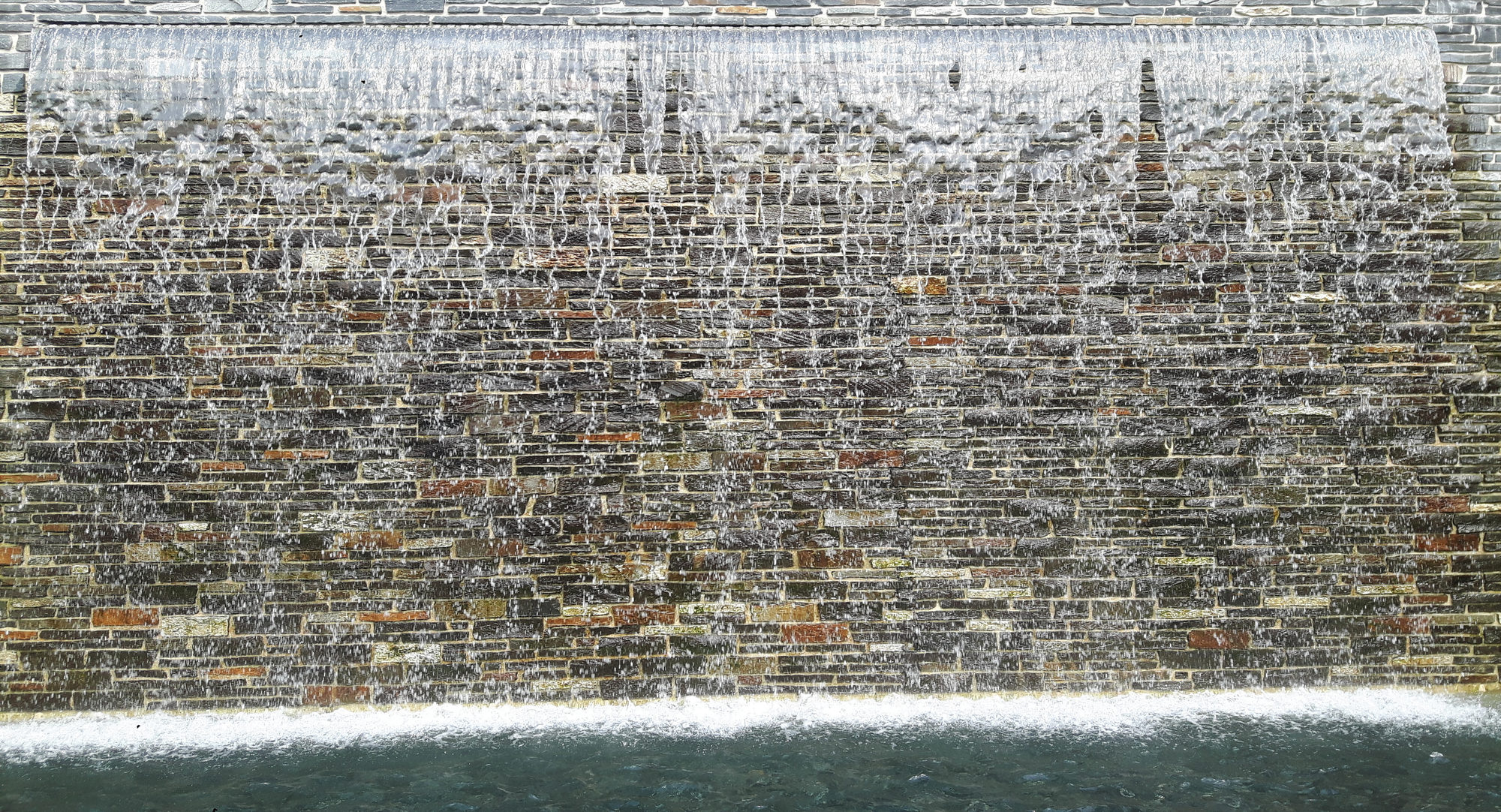 der Wasserfall in den Wassergärten