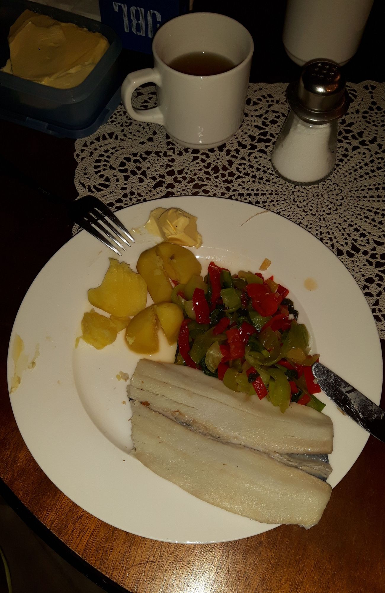 Abendessen mit frischem Fisch vom Marktstand in Kolberg Polen