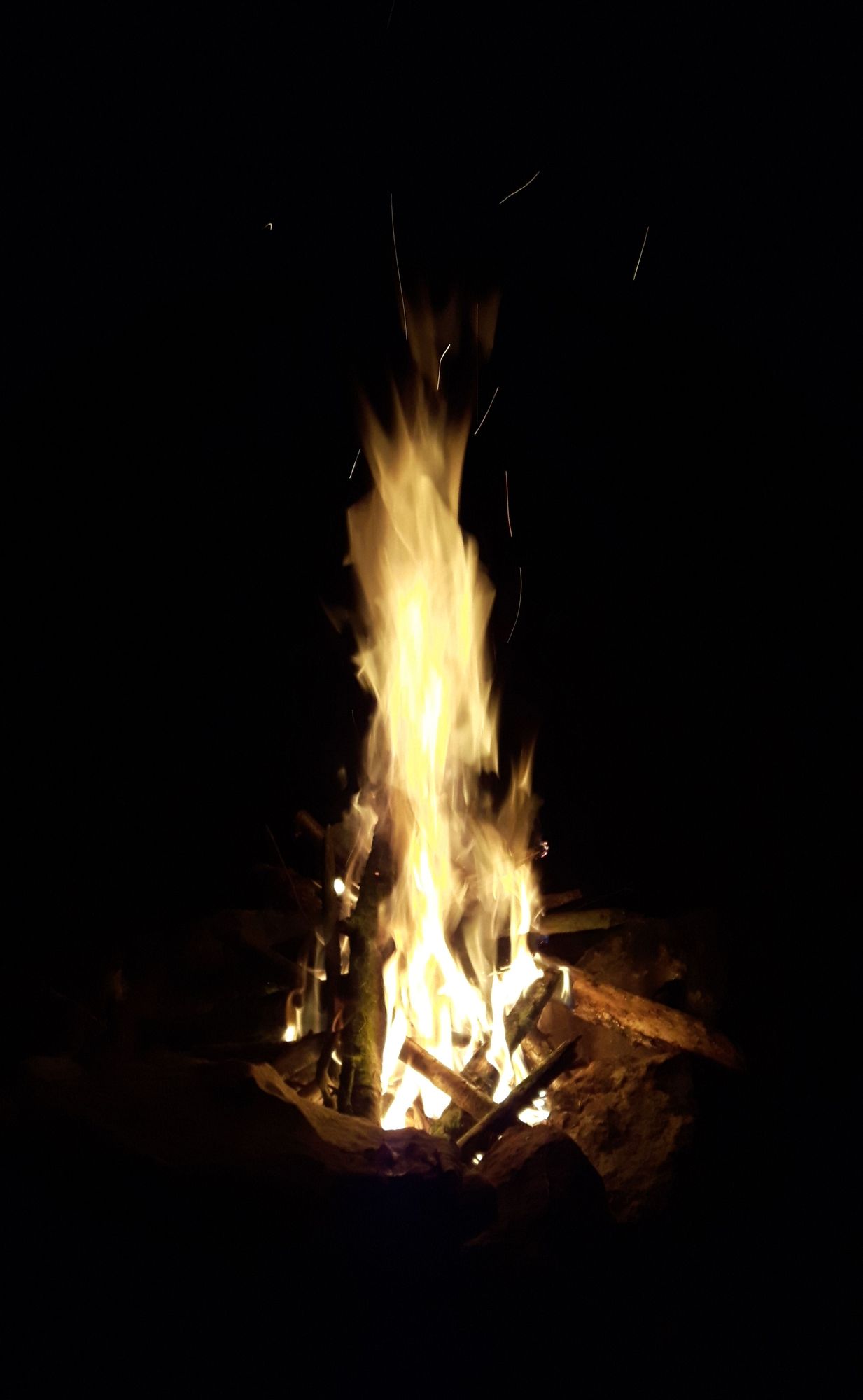 ein schön loderndes Lagerfeuer