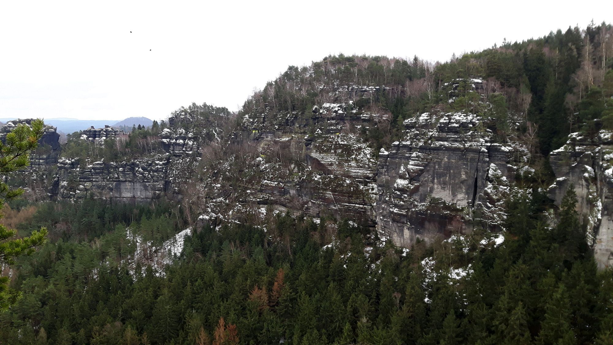 Felsenwände mit Schnee überzuckert