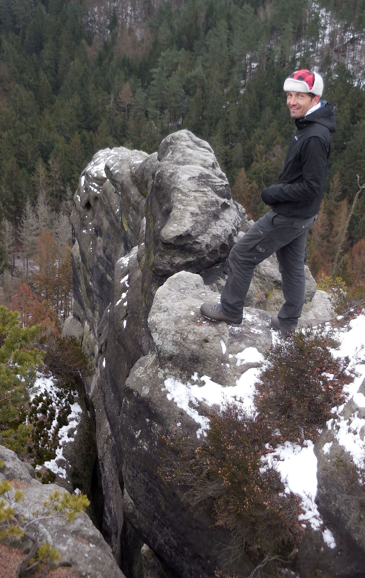 Tobias posiert auf Felsen
