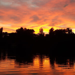 Abendrot über dem Weißensee in Berlin