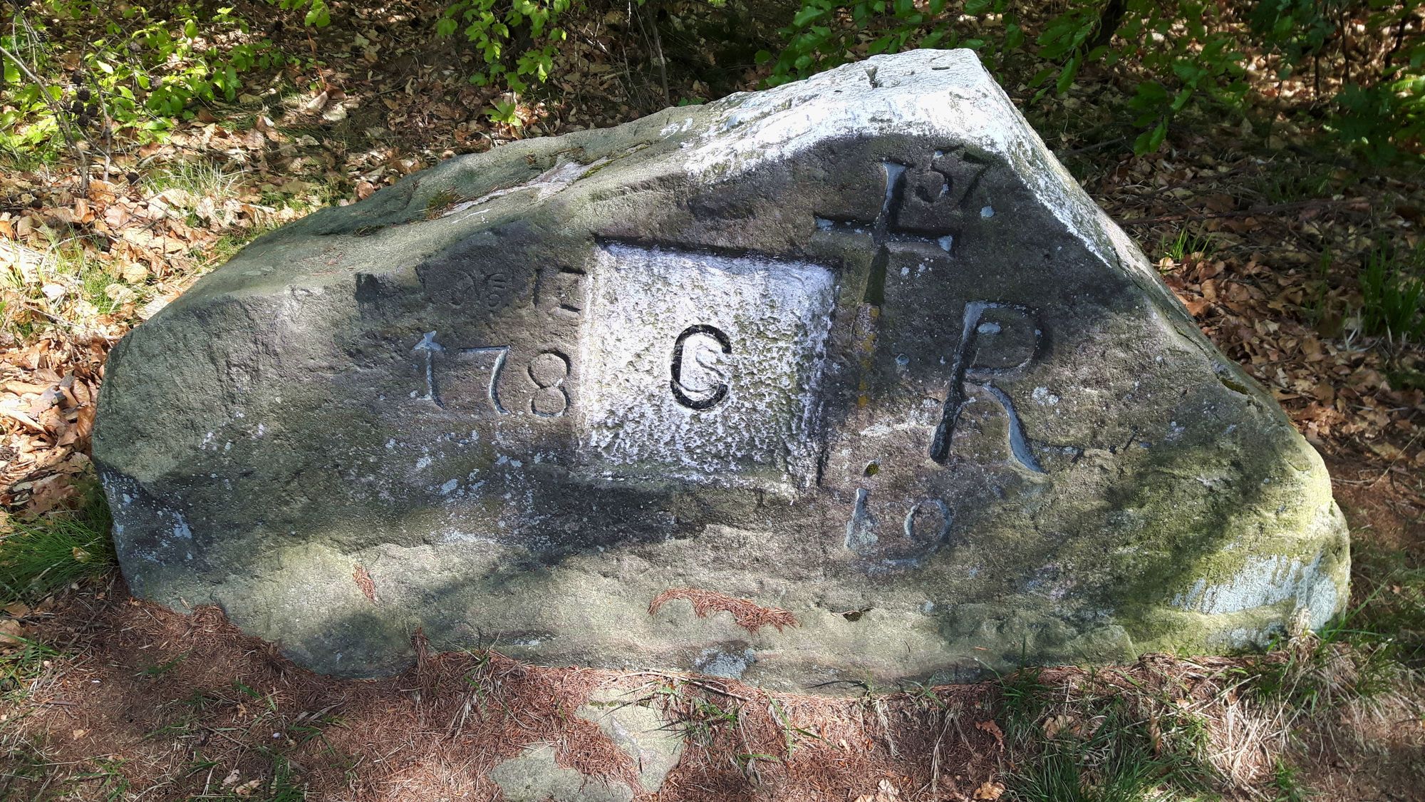 Alter Grenzstein frisch bemalt
